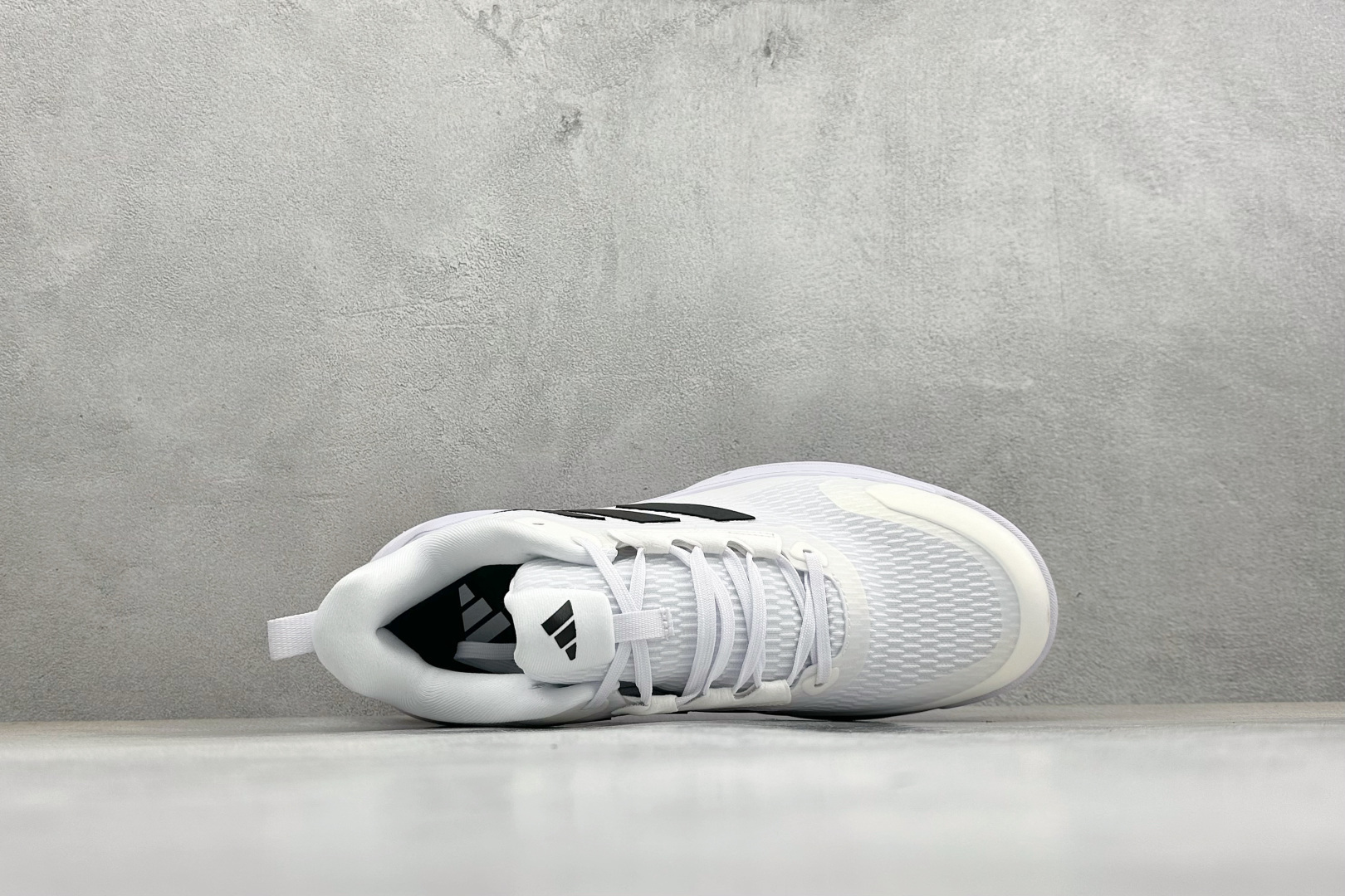 210 Adidas Novaflight 2 简约舒适 防滑耐磨 低帮训练跑鞋 ID3667