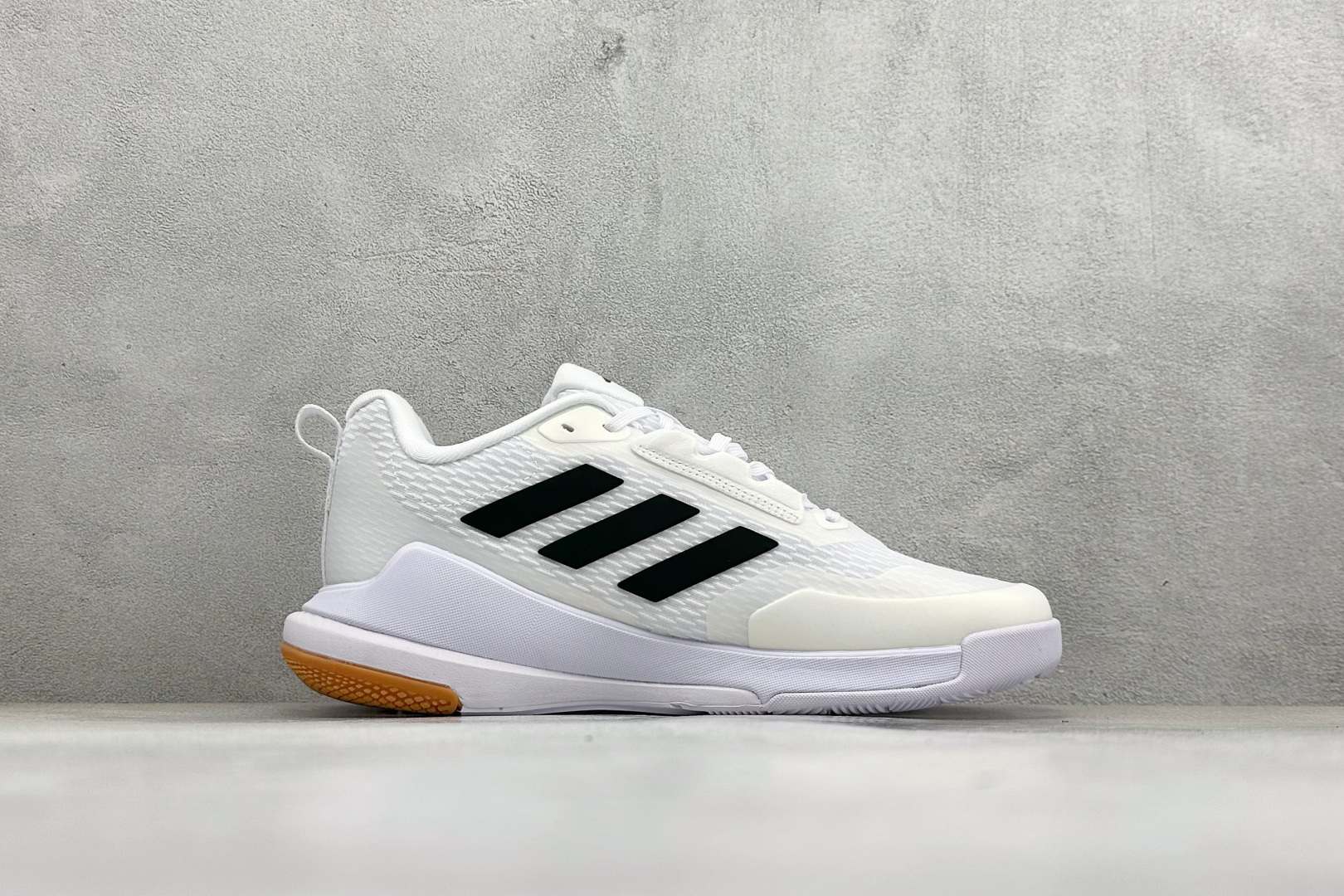 210 Adidas Novaflight 2 简约舒适 防滑耐磨 低帮训练跑鞋 ID3667