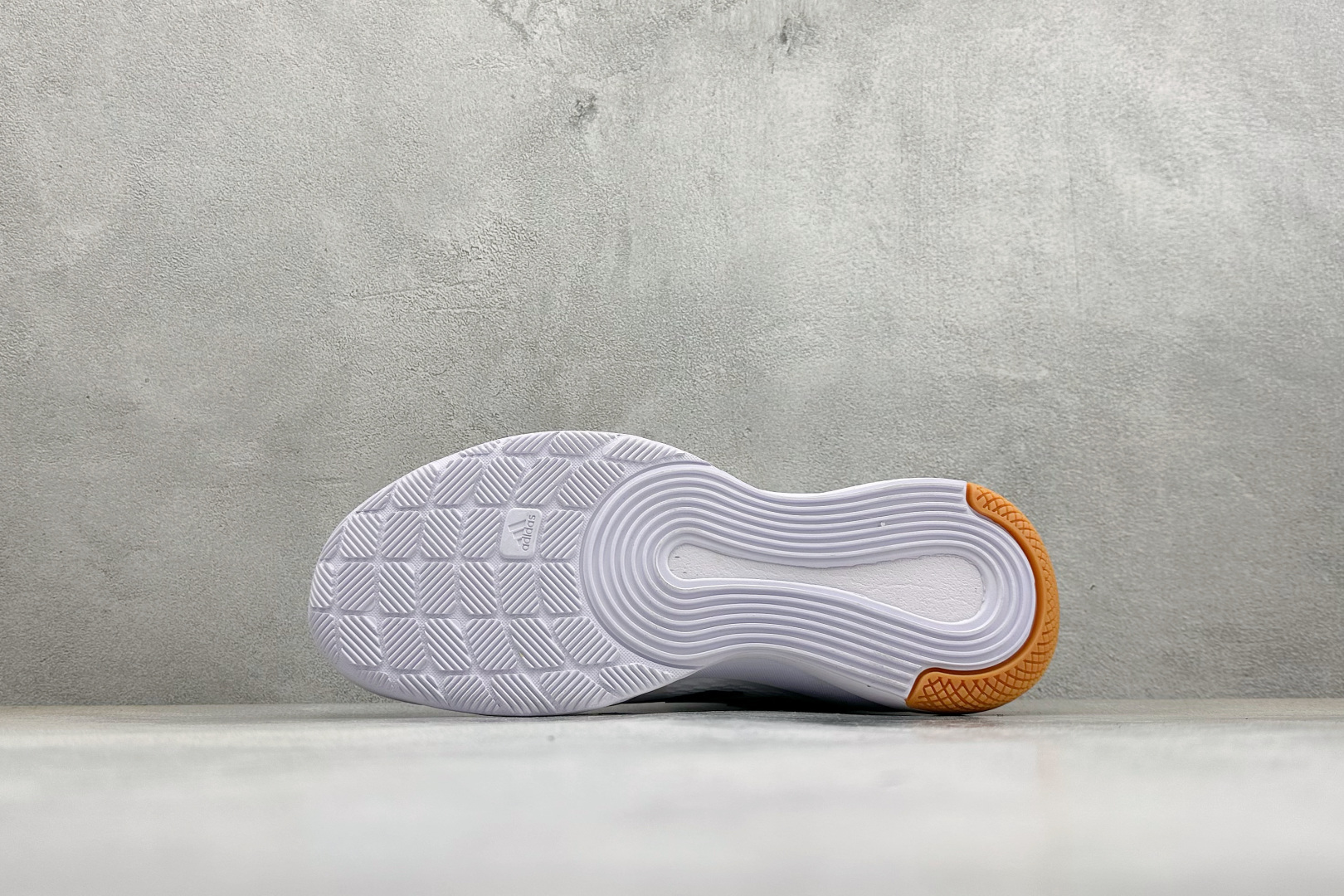 210 Adidas Novaflight 2 简约舒适 防滑耐磨 低帮训练跑鞋 ID3667