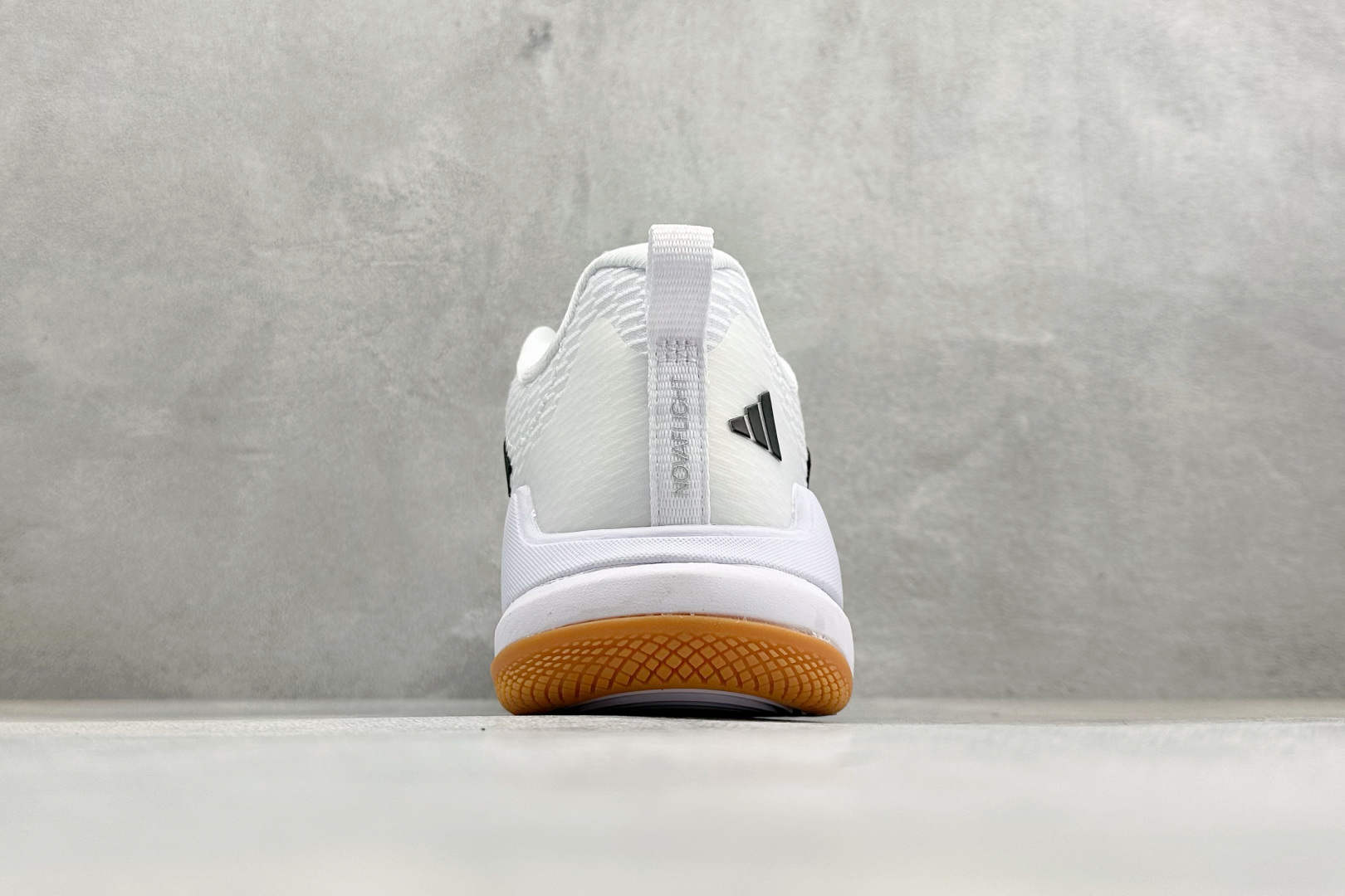210 Adidas Novaflight 2 简约舒适 防滑耐磨 低帮训练跑鞋 ID3667