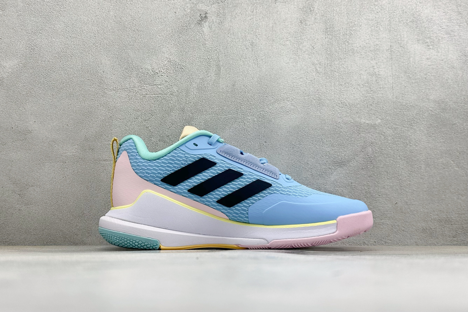 210 Adidas Novaflight 2 简约舒适 防滑耐磨 低帮训练跑鞋 JQ3601