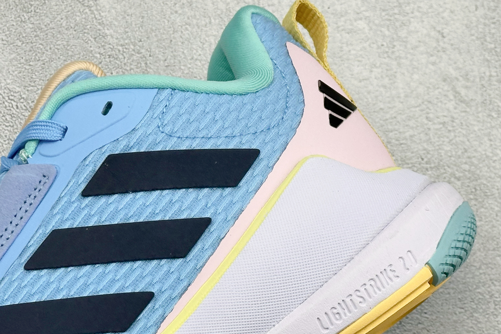 210 Adidas Novaflight 2 简约舒适 防滑耐磨 低帮训练跑鞋 JQ3601