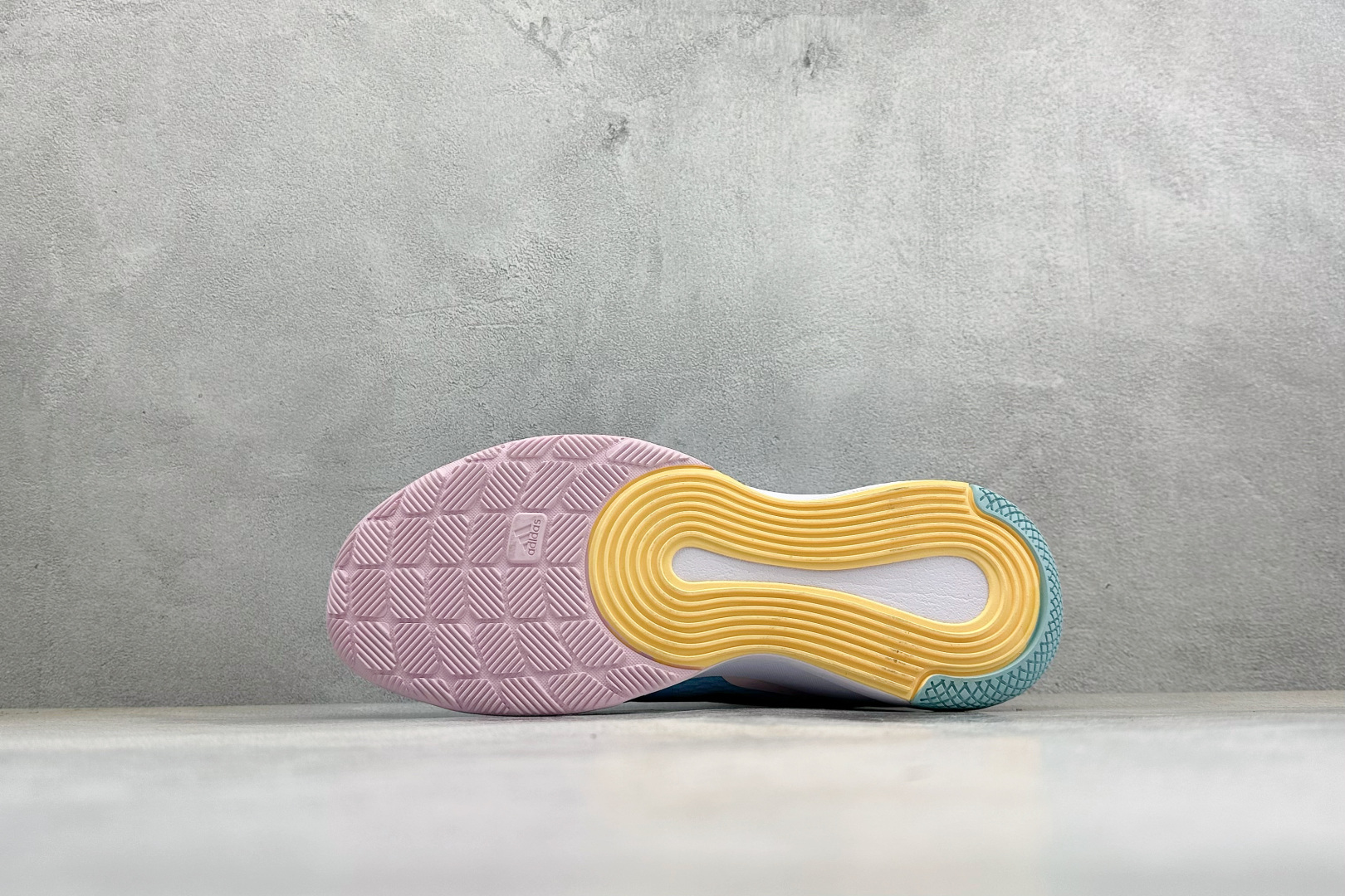 210 Adidas Novaflight 2 简约舒适 防滑耐磨 低帮训练跑鞋 JQ3601