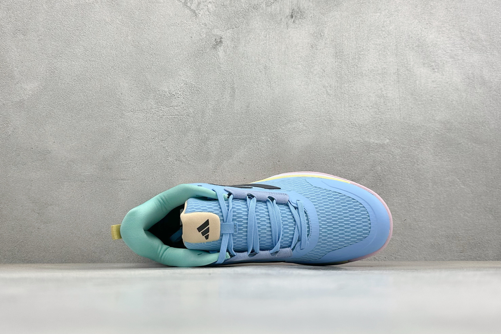 210 Adidas Novaflight 2 简约舒适 防滑耐磨 低帮训练跑鞋 JQ3601