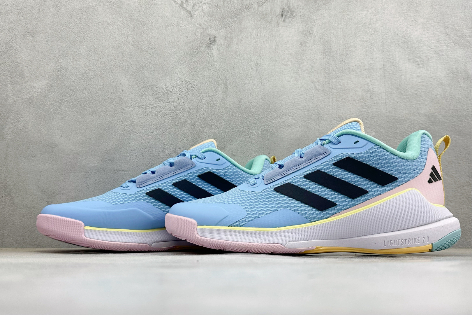 210 Adidas Novaflight 2 简约舒适 防滑耐磨 低帮训练跑鞋 JQ3601
