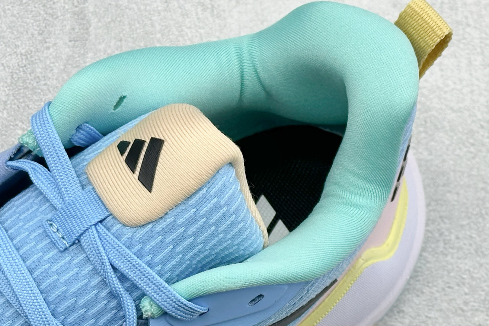 210 Adidas Novaflight 2 简约舒适 防滑耐磨 低帮训练跑鞋 JQ3601