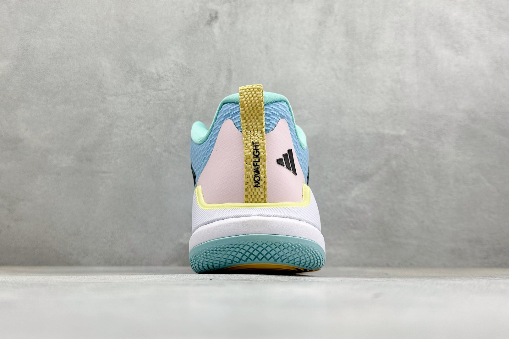 210 Adidas Novaflight 2 简约舒适 防滑耐磨 低帮训练跑鞋 JQ3601