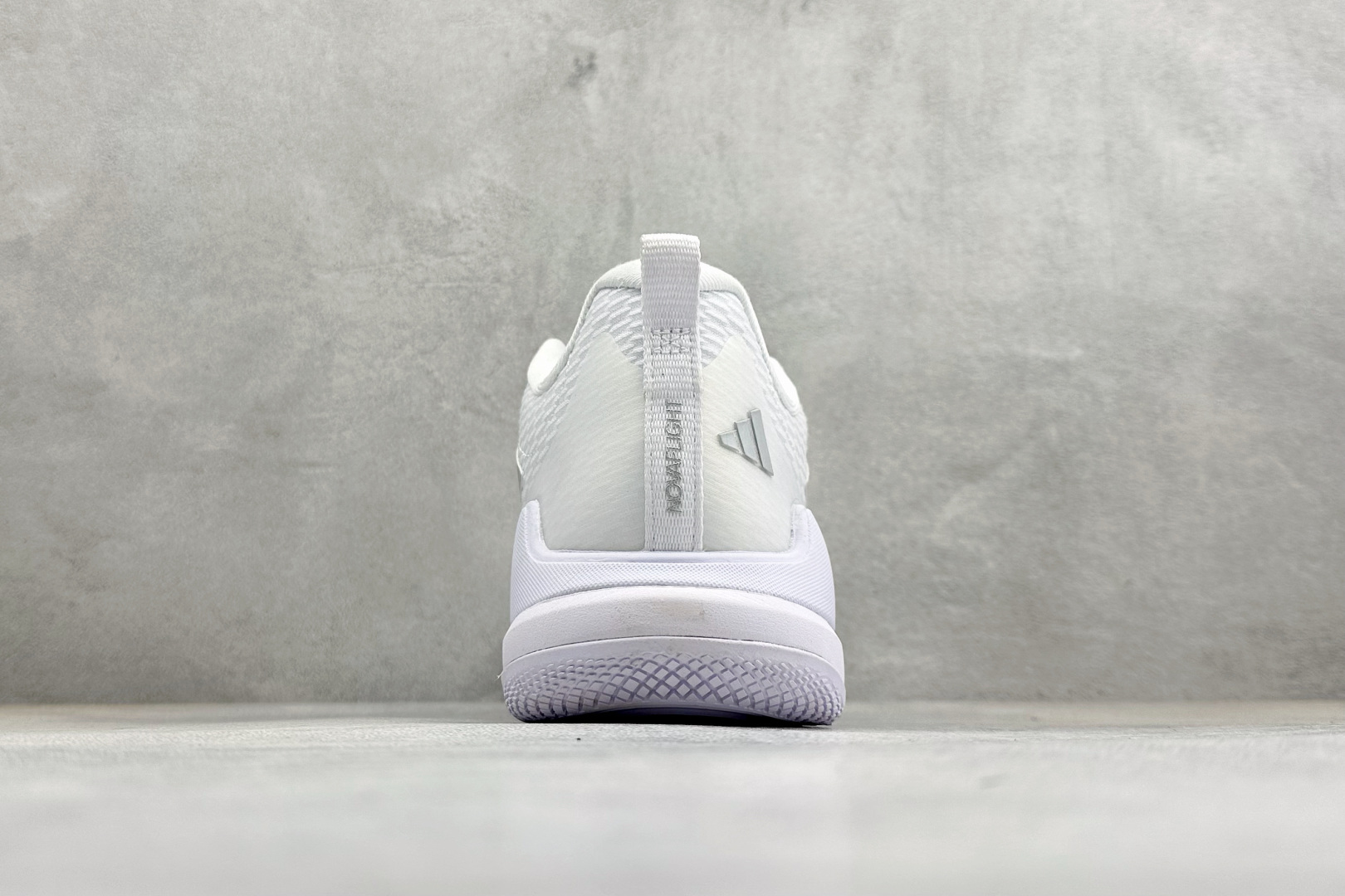 210 Adidas Novaflight 2 简约舒适 防滑耐磨 低帮训练跑鞋 IG1609