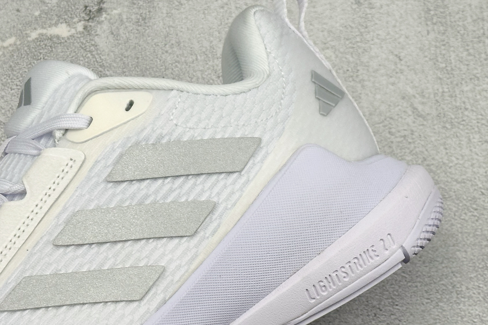210 Adidas Novaflight 2 简约舒适 防滑耐磨 低帮训练跑鞋 IG1609