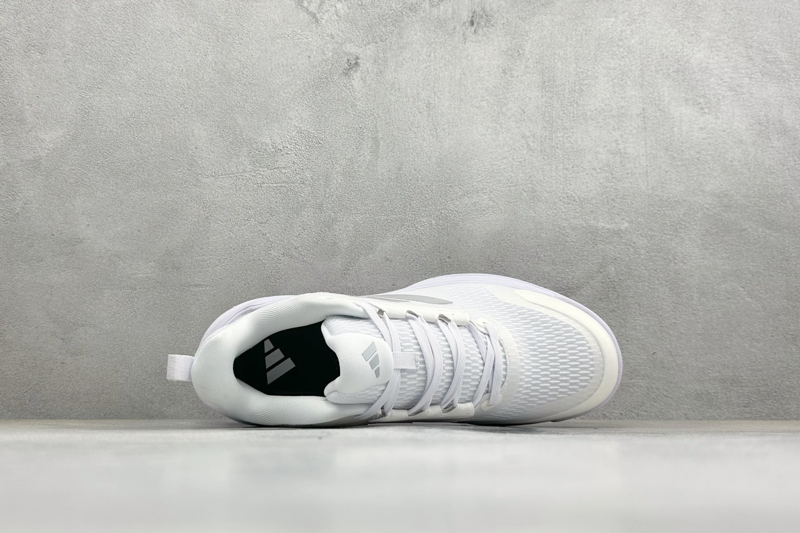 210 Adidas Novaflight 2 简约舒适 防滑耐磨 低帮训练跑鞋 IG1609