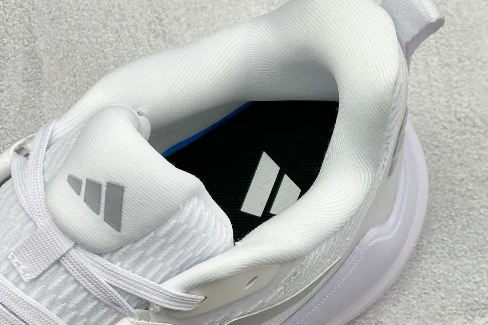 210 Adidas Novaflight 2 简约舒适 防滑耐磨 低帮训练跑鞋 IG1609