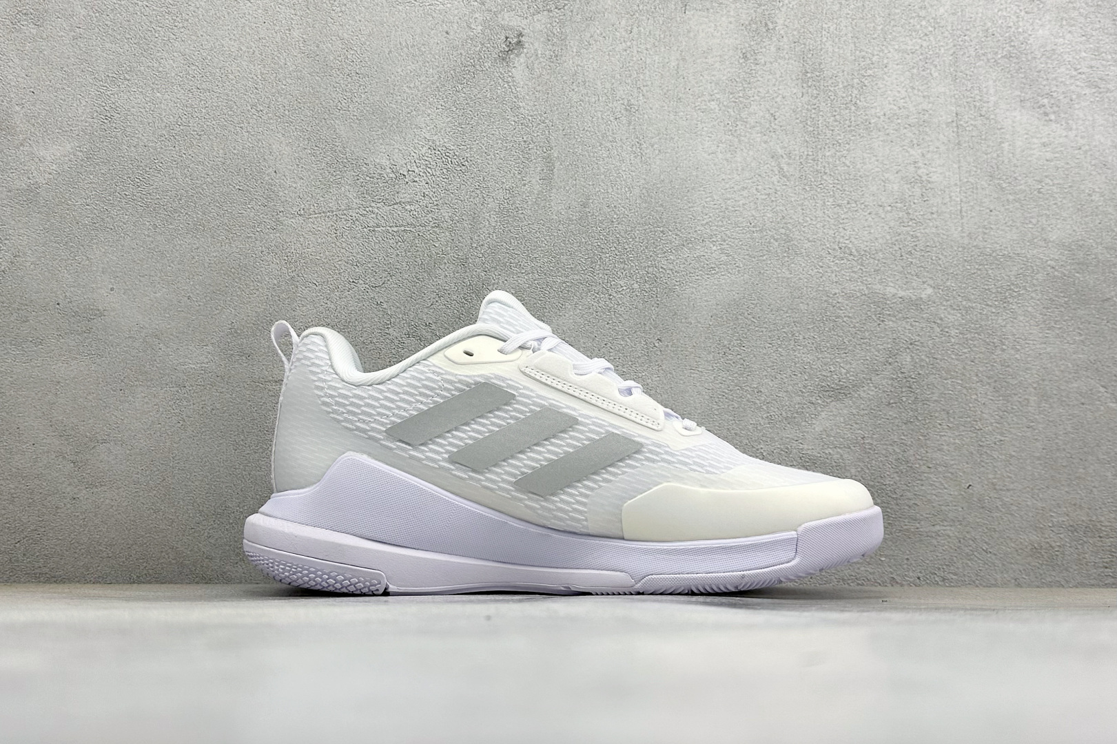210 Adidas Novaflight 2 简约舒适 防滑耐磨 低帮训练跑鞋 IG1609