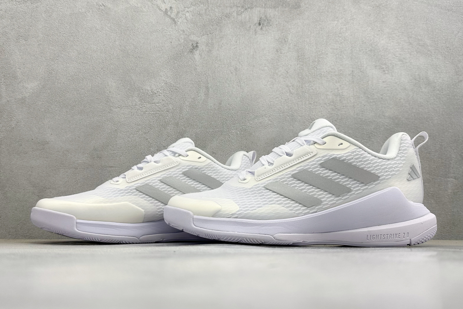 210 Adidas Novaflight 2 简约舒适 防滑耐磨 低帮训练跑鞋 IG1609