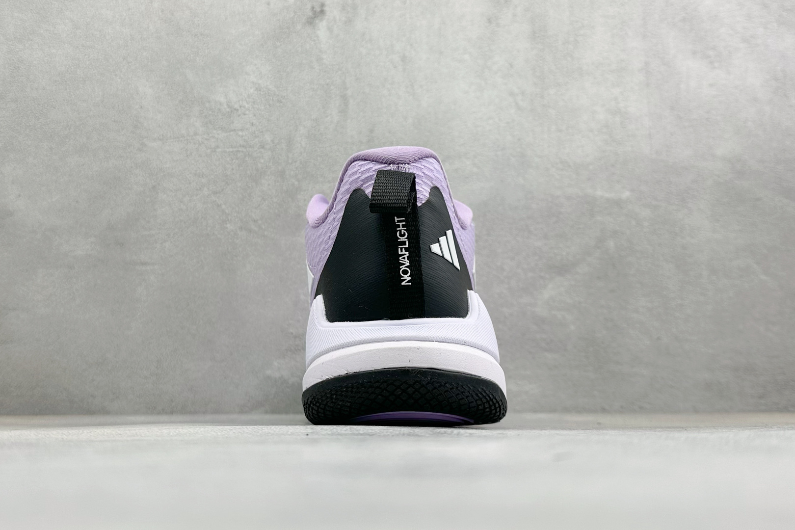 210 Adidas Novaflight 2 简约舒适 防滑耐磨 低帮训练跑鞋 JP9761
