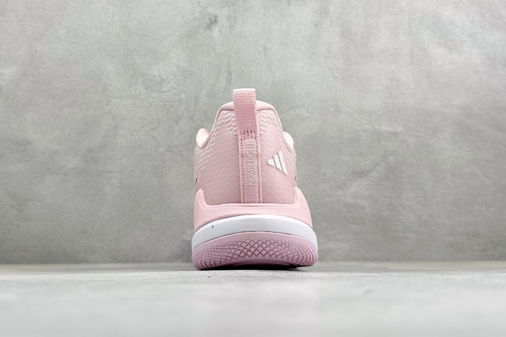 210 Adidas Novaflight 2 简约舒适 防滑耐磨 低帮训练跑鞋 IH8117