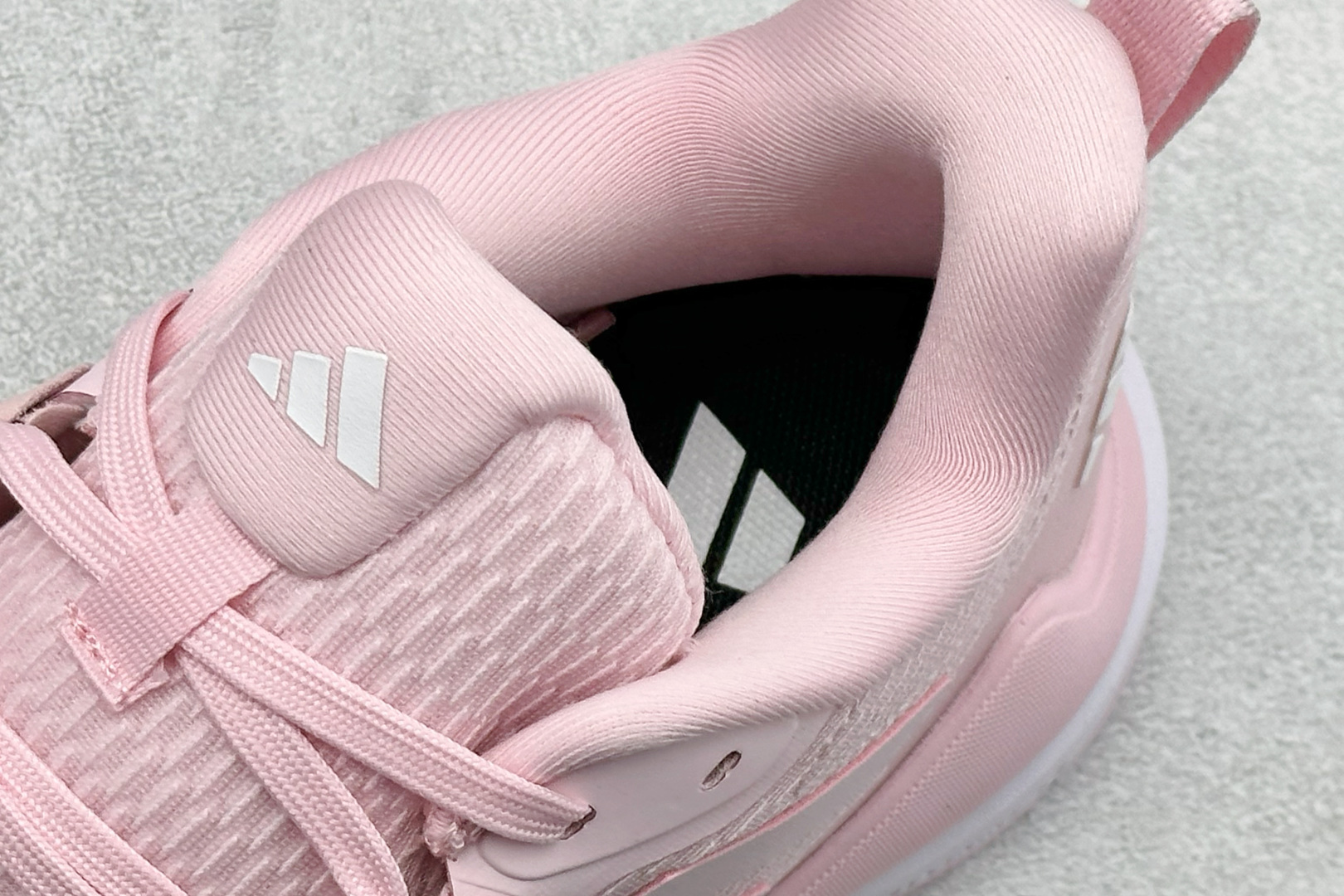 210 Adidas Novaflight 2 简约舒适 防滑耐磨 低帮训练跑鞋 IH8117