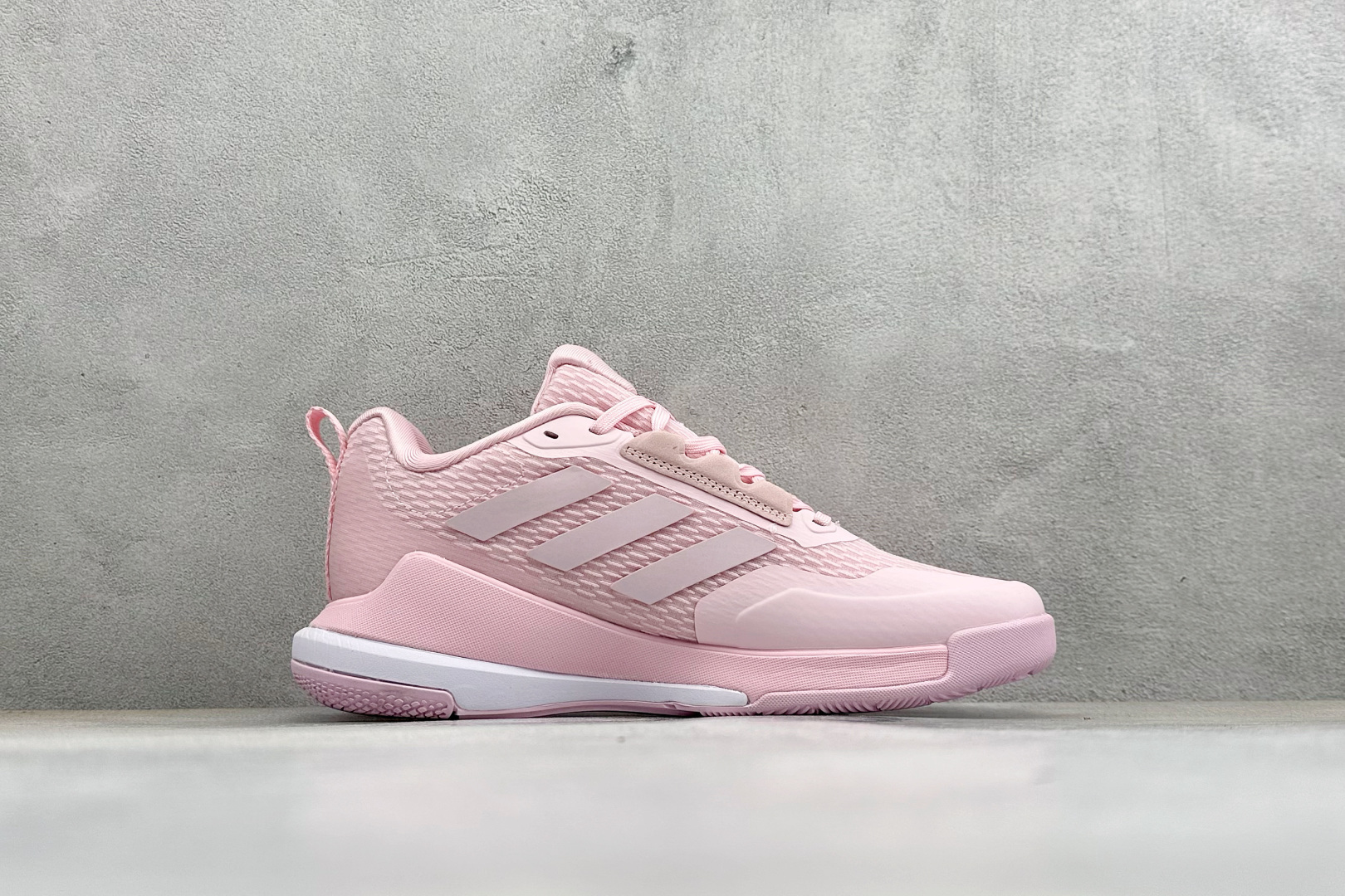 210 Adidas Novaflight 2 简约舒适 防滑耐磨 低帮训练跑鞋 IH8117