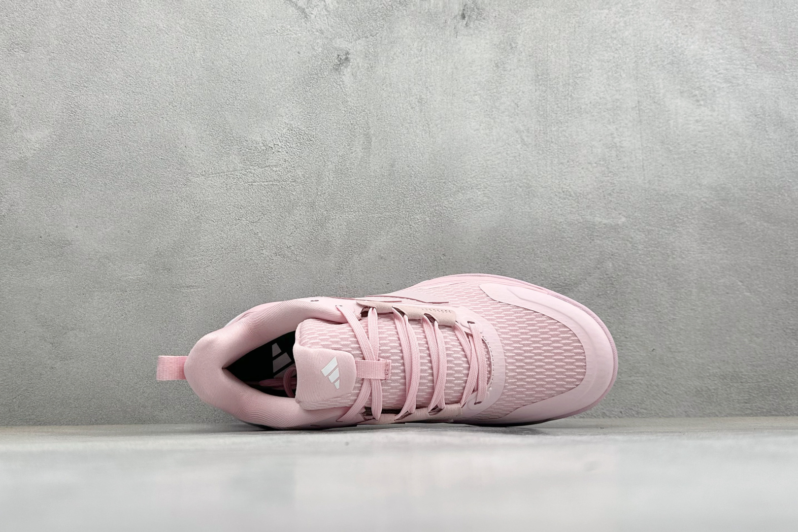 210 Adidas Novaflight 2 简约舒适 防滑耐磨 低帮训练跑鞋 IH8117