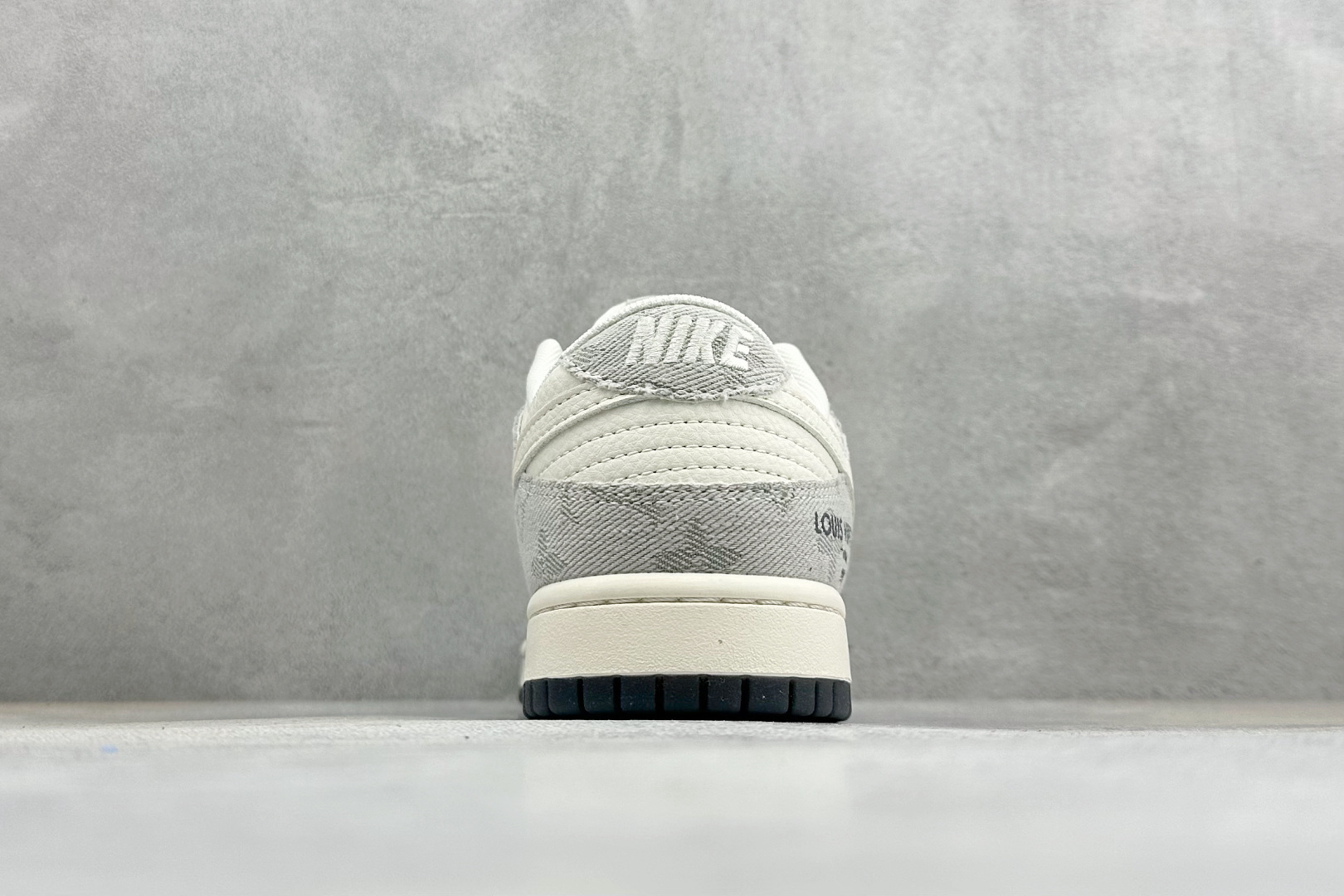 潮奢联名 低帮板鞋 SB DUNK LOW 这双Nike SB Dunk Low融合了潮奢老花元素 浅灰米白拼接鞋 XX3168-141