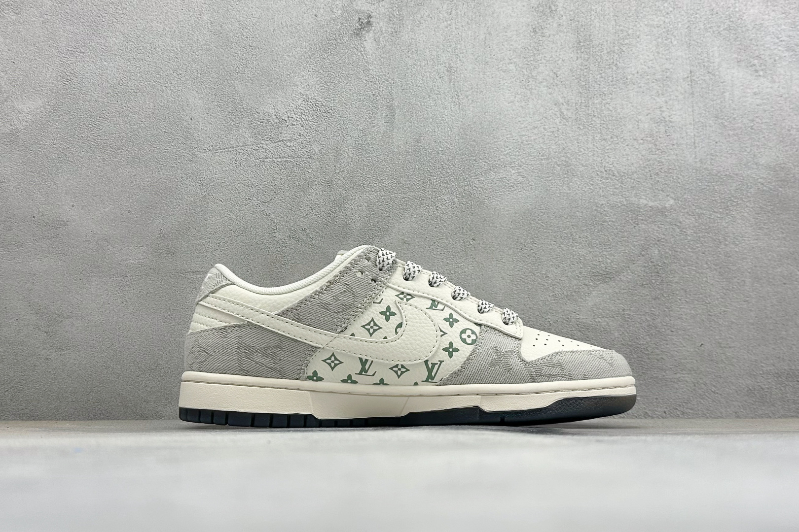 潮奢联名 低帮板鞋 SB DUNK LOW 这双Nike SB Dunk Low融合了潮奢老花元素 浅灰米白拼接鞋 XX3168-141