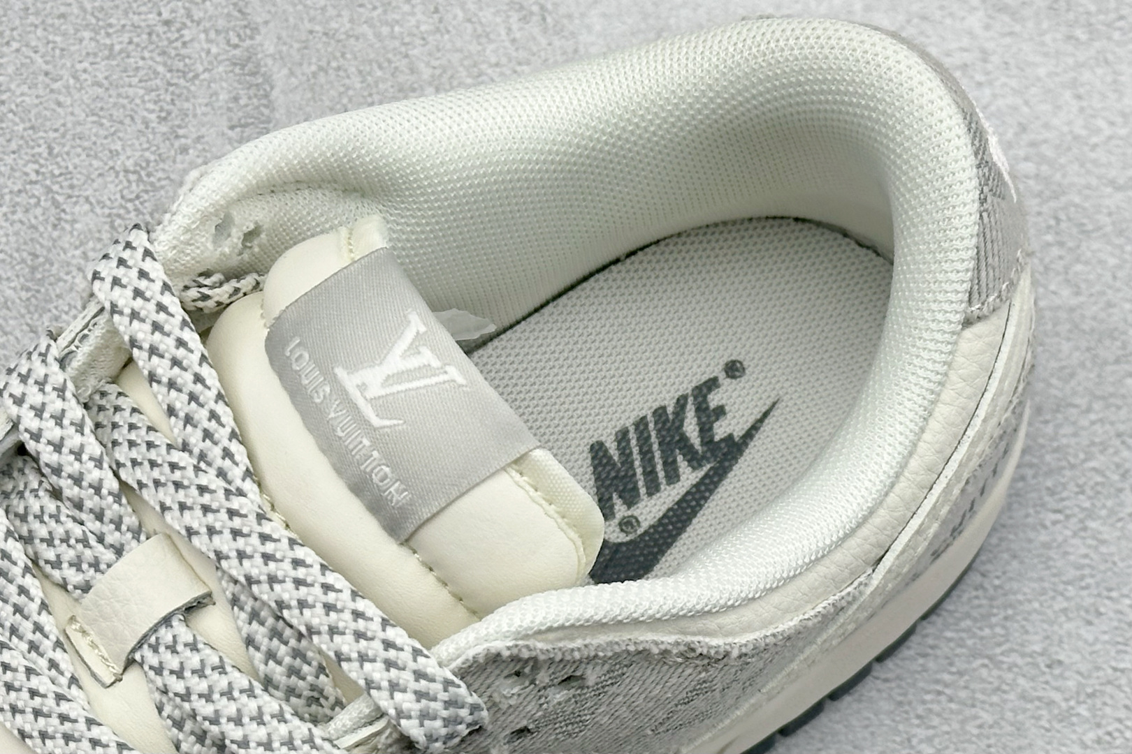 潮奢联名 低帮板鞋 SB DUNK LOW 这双Nike SB Dunk Low融合了潮奢老花元素 浅灰米白拼接鞋 XX3168-141