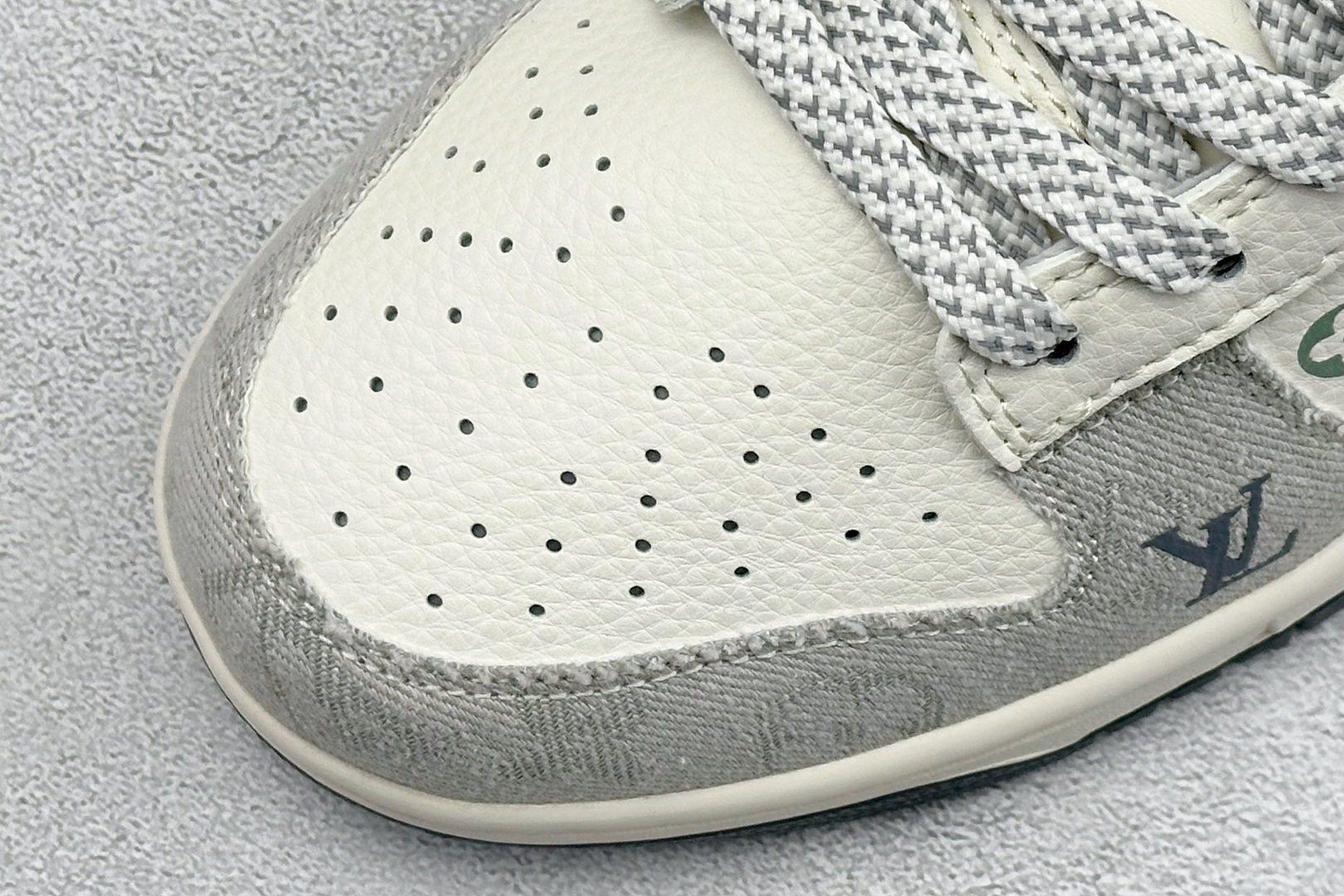 潮奢联名 低帮板鞋 SB DUNK LOW 这双Nike SB Dunk Low融合了潮奢老花元素 浅灰米白拼接鞋 XX3168-141