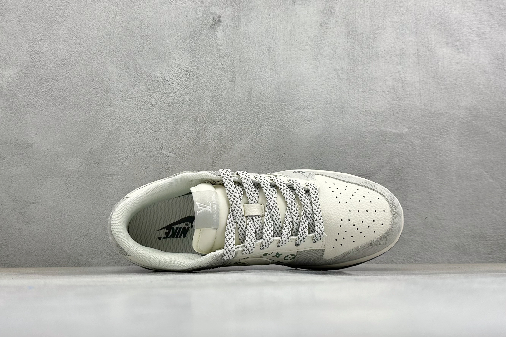 潮奢联名 低帮板鞋 SB DUNK LOW 这双Nike SB Dunk Low融合了潮奢老花元素 浅灰米白拼接鞋 XX3168-141