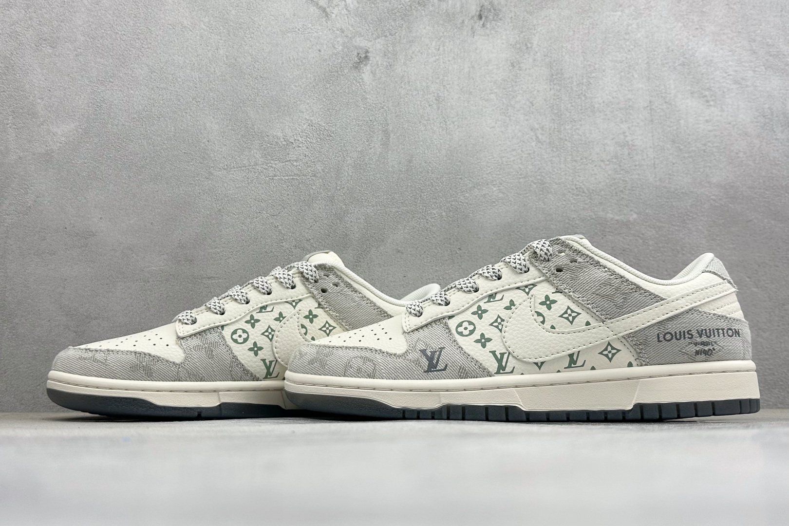 潮奢联名 低帮板鞋 SB DUNK LOW 这双Nike SB Dunk Low融合了潮奢老花元素 浅灰米白拼接鞋 XX3168-141