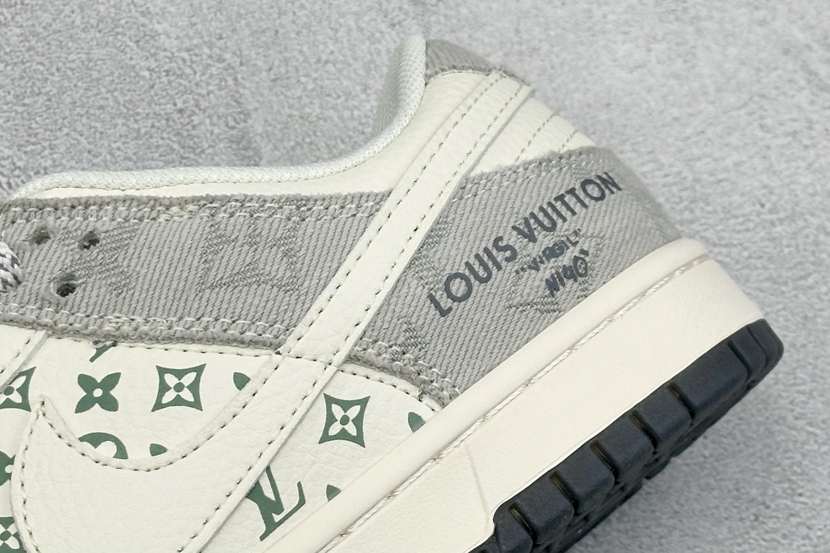潮奢联名 低帮板鞋 SB DUNK LOW 这双Nike SB Dunk Low融合了潮奢老花元素 浅灰米白拼接鞋 XX3168-141