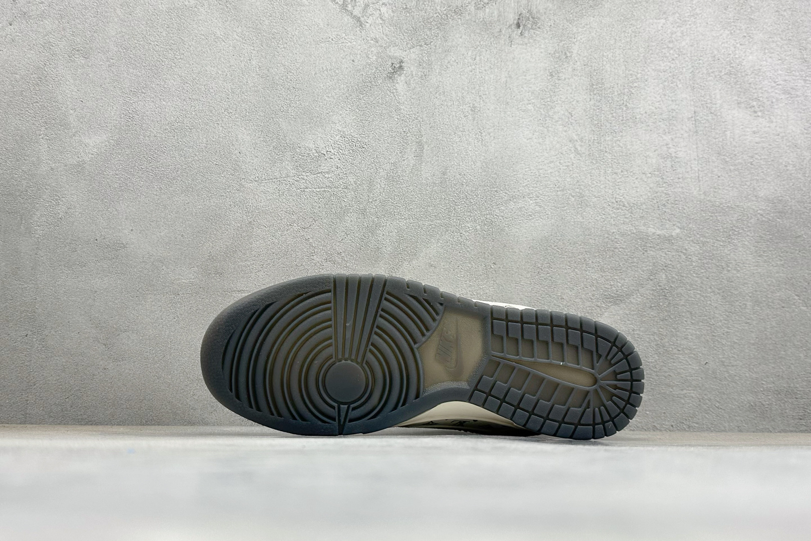 潮奢联名 低帮板鞋 SB DUNK LOW 这双Nike SB Dunk Low融合了潮奢老花元素 浅灰米白拼接鞋 XX3168-141