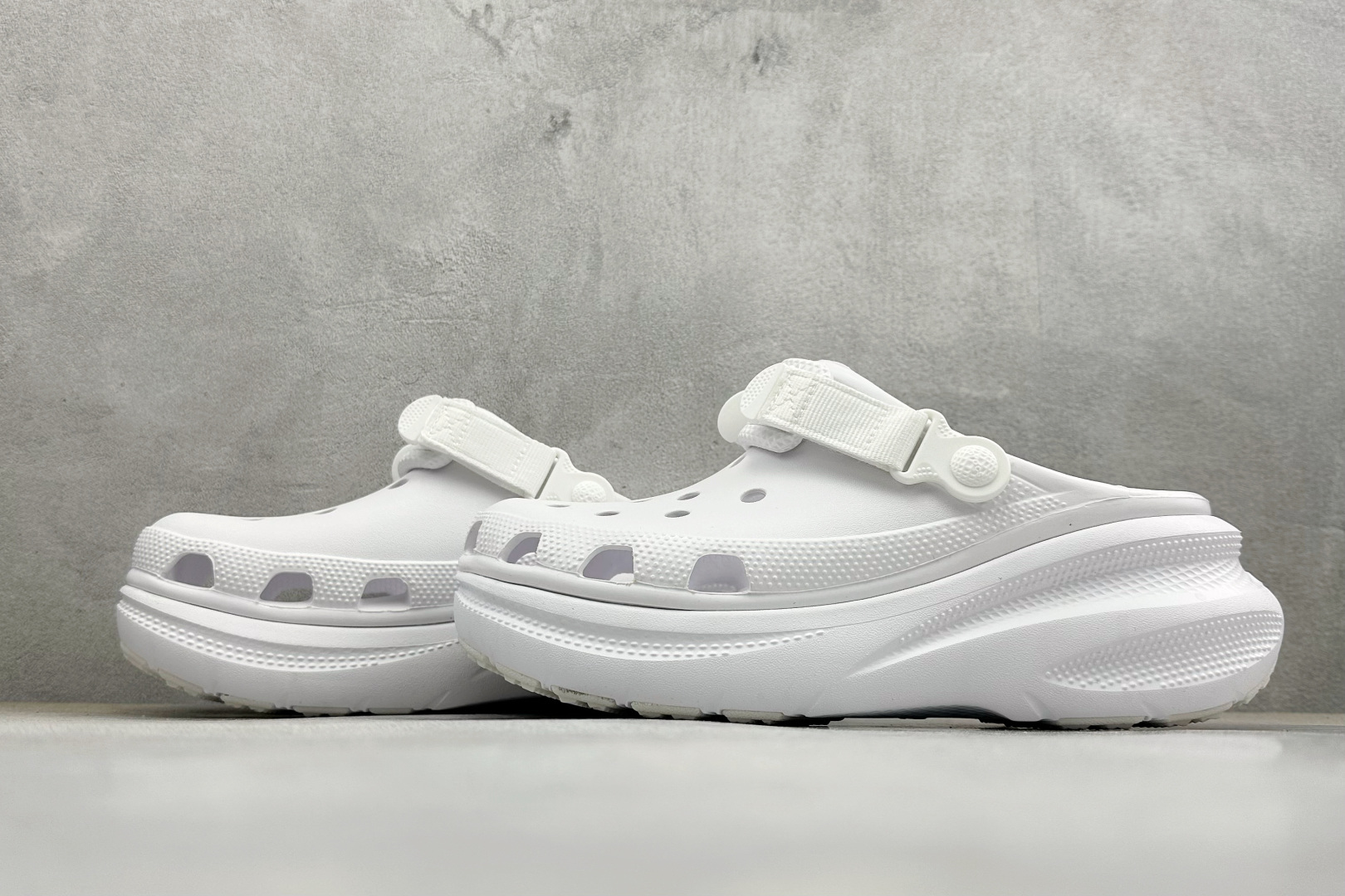 Crocs 卡洛驰 小鲸鱼 洞洞鞋 经典热销系列 经典主推 永不过时-Top High Quatity Cheap Sneakers Fashion Clothing Clothes Bags handbags Shoes of all Brand wholesale With The best Quality And Beautiful Price from China Factory Chinese suppliers wholesaler seller Crocs 卡洛驰 小鲸鱼 洞洞鞋 经典热销系列 经典主推 永不过时