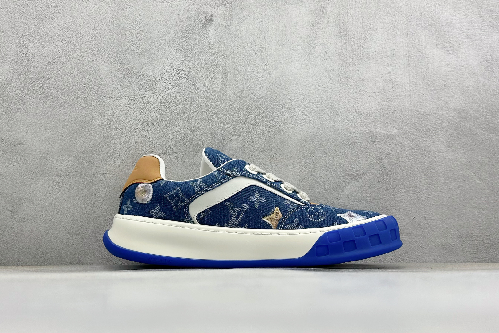 LOUIS VUITTON Tilted 系列|2026 早春全新上架 黑皮白底 LV 路易威登 Tilted Low Sneakers 倾斜系列低帮复古休闲运动板鞋-Top High Quatity Cheap Sneakers Fashion Clothing Clothes Bags handbags Shoes of all Brand wholesale With The best Quality And Beautiful Price from China Factory Chinese suppliers wholesaler seller LOUIS VUITTON Tilted 系列|2026 早春全新上架 黑皮白底 LV 路易威登 Tilted Low Sneakers 倾斜系列低帮复古休闲运动板鞋