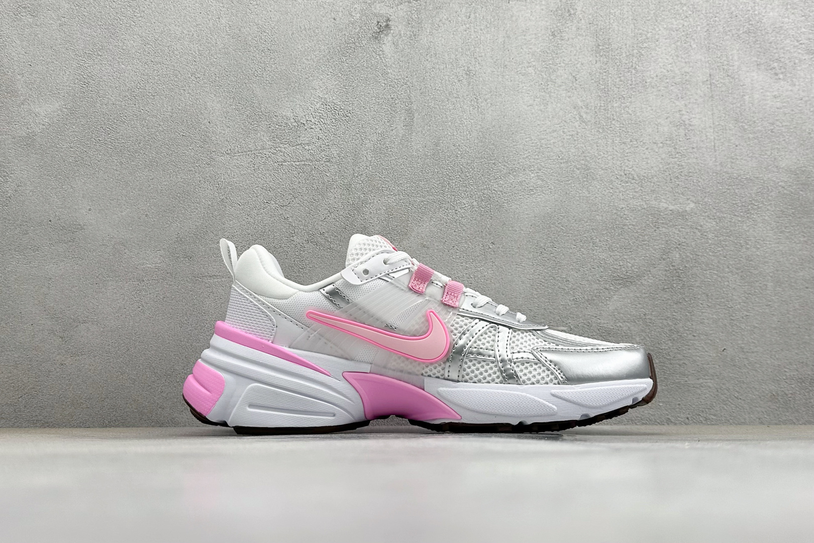 Nike V2K Run 减震防滑复古低帮跑步鞋 FD0736-117-Top High Quatity Cheap Sneakers Fashion Clothing Clothes Bags handbags Shoes of all Brand wholesale With The best Quality And Beautiful Price from China Factory Chinese suppliers wholesaler seller Nike V2K Run 减震防滑复古低帮跑步鞋 FD0736-117