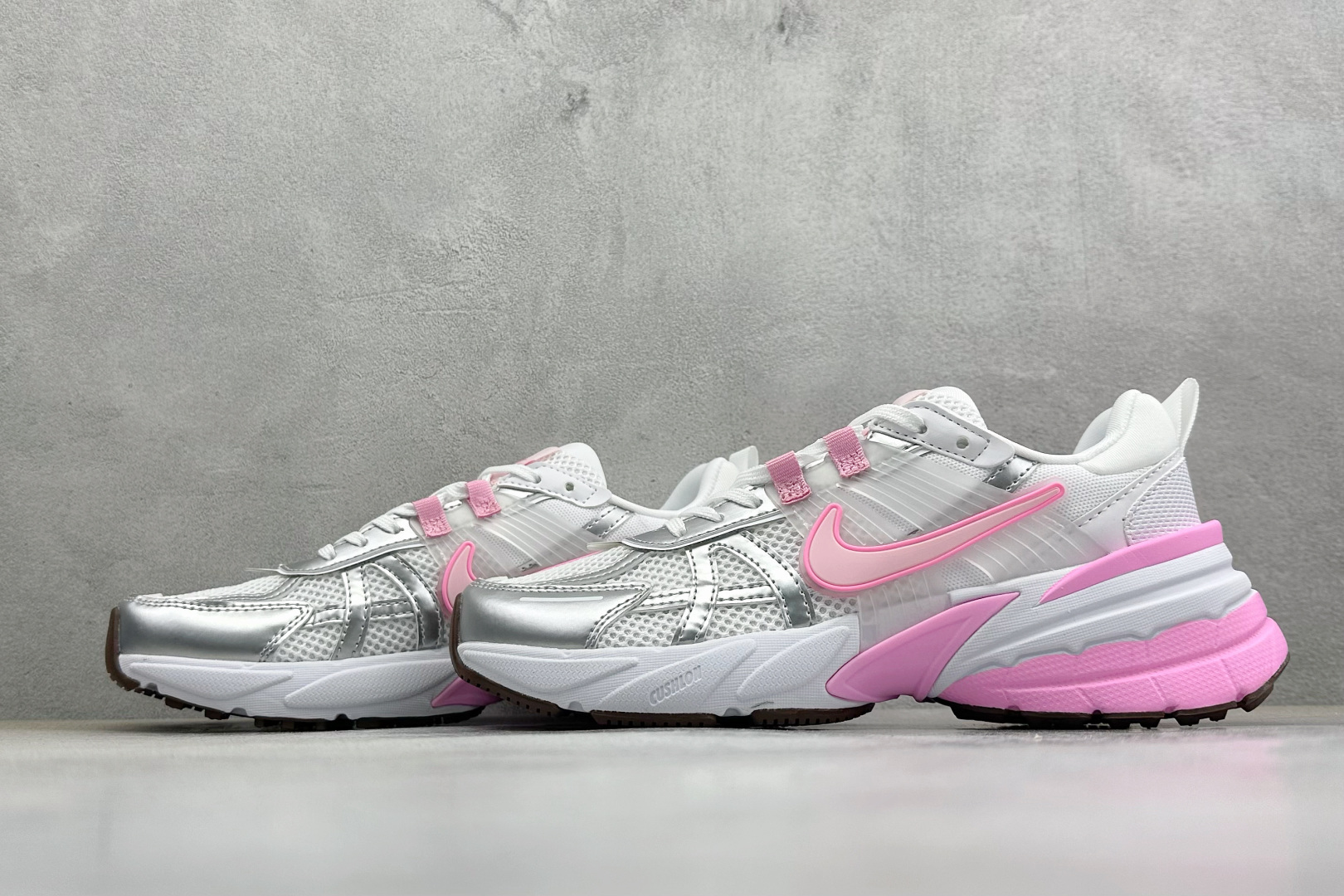 Nike V2K Run 减震防滑复古低帮跑步鞋 FD0736-117-Top High Quatity Cheap Sneakers Fashion Clothing Clothes Bags handbags Shoes of all Brand wholesale With The best Quality And Beautiful Price from China Factory Chinese suppliers wholesaler seller Nike V2K Run 减震防滑复古低帮跑步鞋 FD0736-117