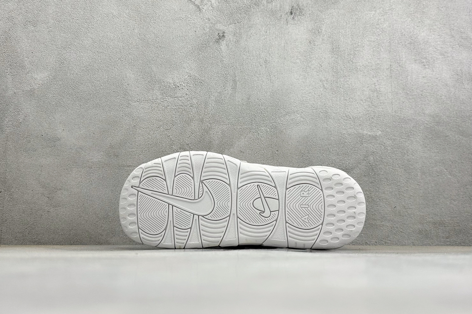 Y版Nike MORE Uptempo Slide 皮蓬拖鞋系列 “大AIR” FD9884-100-Top High Quatity Cheap Sneakers Fashion Clothing Clothes Bags handbags Shoes of all Brand wholesale With The best Quality And Beautiful Price from China Factory Chinese suppliers wholesaler seller Y版Nike MORE Uptempo Slide 皮蓬拖鞋系列 “大AIR” FD9884-100