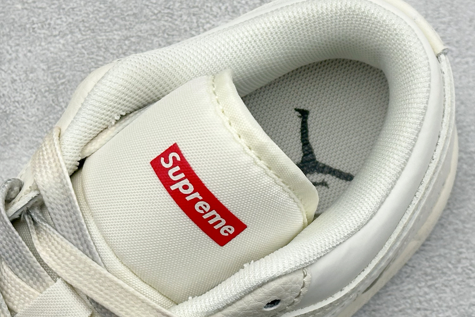 潮奢联名 街头王者 AIR JORDAN 1 这双AJ1联名款以奶白为主调 XX3168-175-Top High Quatity Cheap Sneakers Fashion Clothing Clothes Bags handbags Shoes of all Brand wholesale With The best Quality And Beautiful Price from China Factory Chinese suppliers wholesaler seller 潮奢联名 街头王者 AIR JORDAN 1 这双AJ1联名款以奶白为主调 XX3168-175