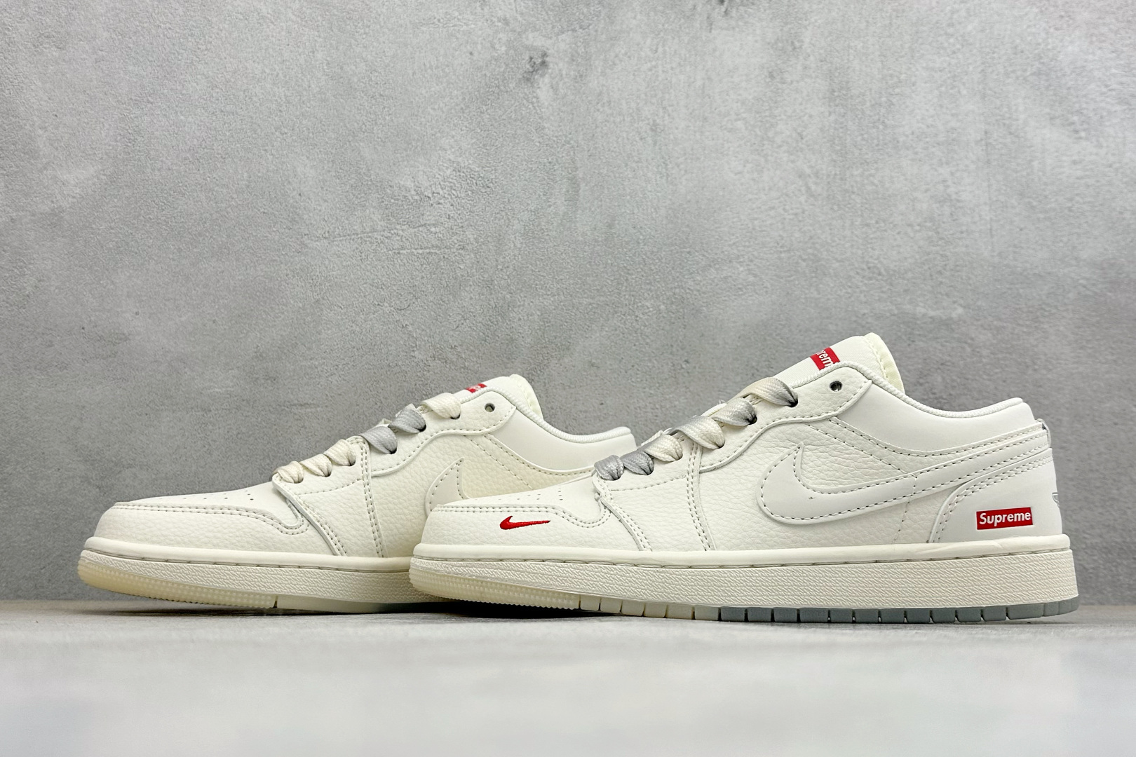 潮奢联名 街头王者 AIR JORDAN 1 这双AJ1联名款以奶白为主调 XX3168-175-Top High Quatity Cheap Sneakers Fashion Clothing Clothes Bags handbags Shoes of all Brand wholesale With The best Quality And Beautiful Price from China Factory Chinese suppliers wholesaler seller 潮奢联名 街头王者 AIR JORDAN 1 这双AJ1联名款以奶白为主调 XX3168-175