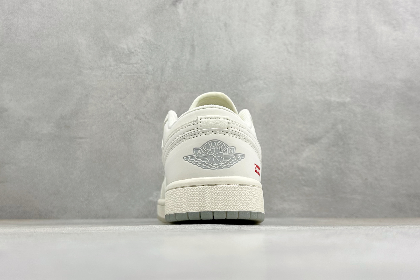 潮奢联名 街头王者 AIR JORDAN 1 这双AJ1联名款以奶白为主调 XX3168-175-Top High Quatity Cheap Sneakers Fashion Clothing Clothes Bags handbags Shoes of all Brand wholesale With The best Quality And Beautiful Price from China Factory Chinese suppliers wholesaler seller 潮奢联名 街头王者 AIR JORDAN 1 这双AJ1联名款以奶白为主调 XX3168-175