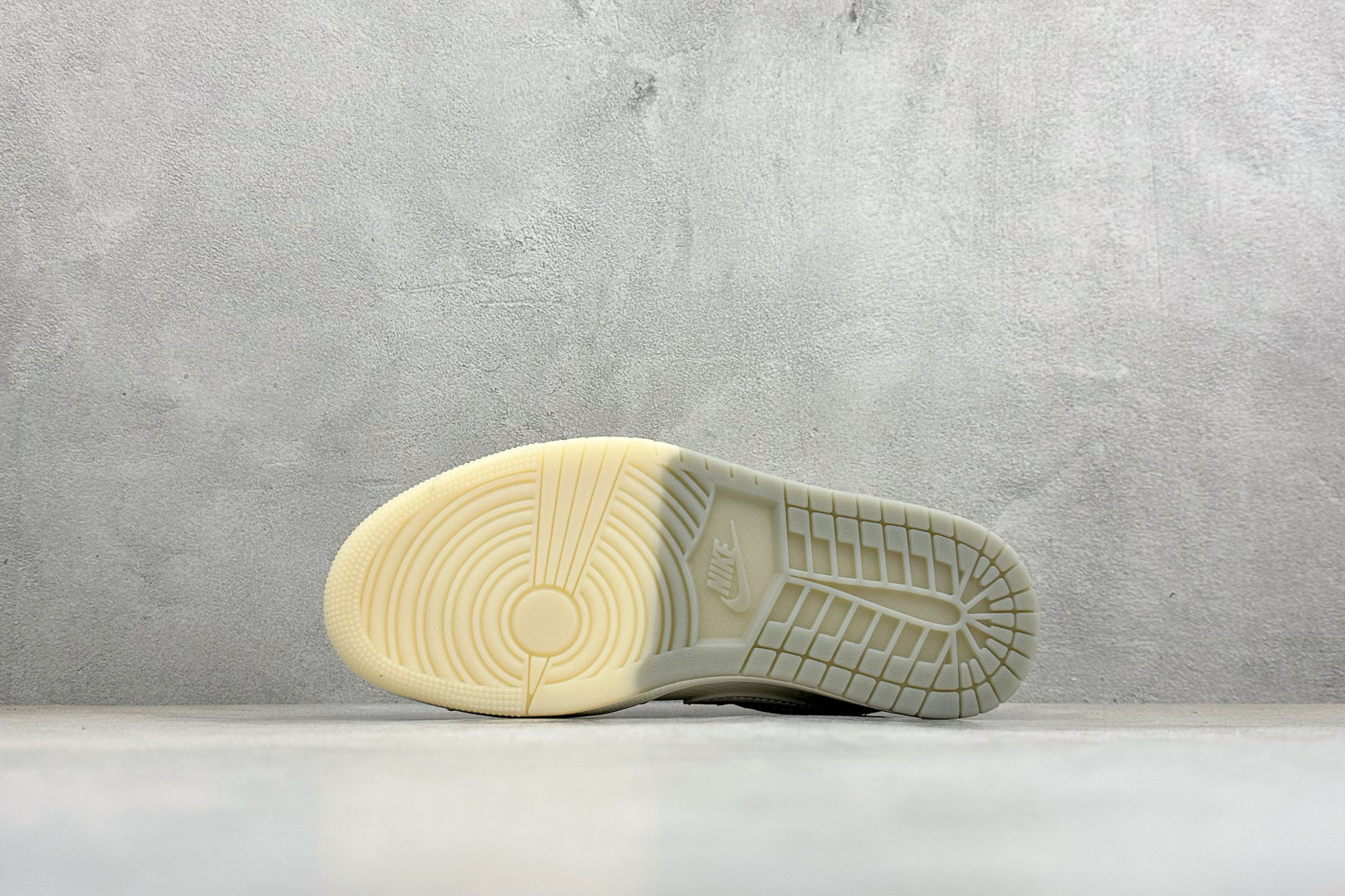 潮奢联名 街头王者 AIR JORDAN 1 这双AJ1联名款以奶白为主调 XX3168-175-Top High Quatity Cheap Sneakers Fashion Clothing Clothes Bags handbags Shoes of all Brand wholesale With The best Quality And Beautiful Price from China Factory Chinese suppliers wholesaler seller 潮奢联名 街头王者 AIR JORDAN 1 这双AJ1联名款以奶白为主调 XX3168-175