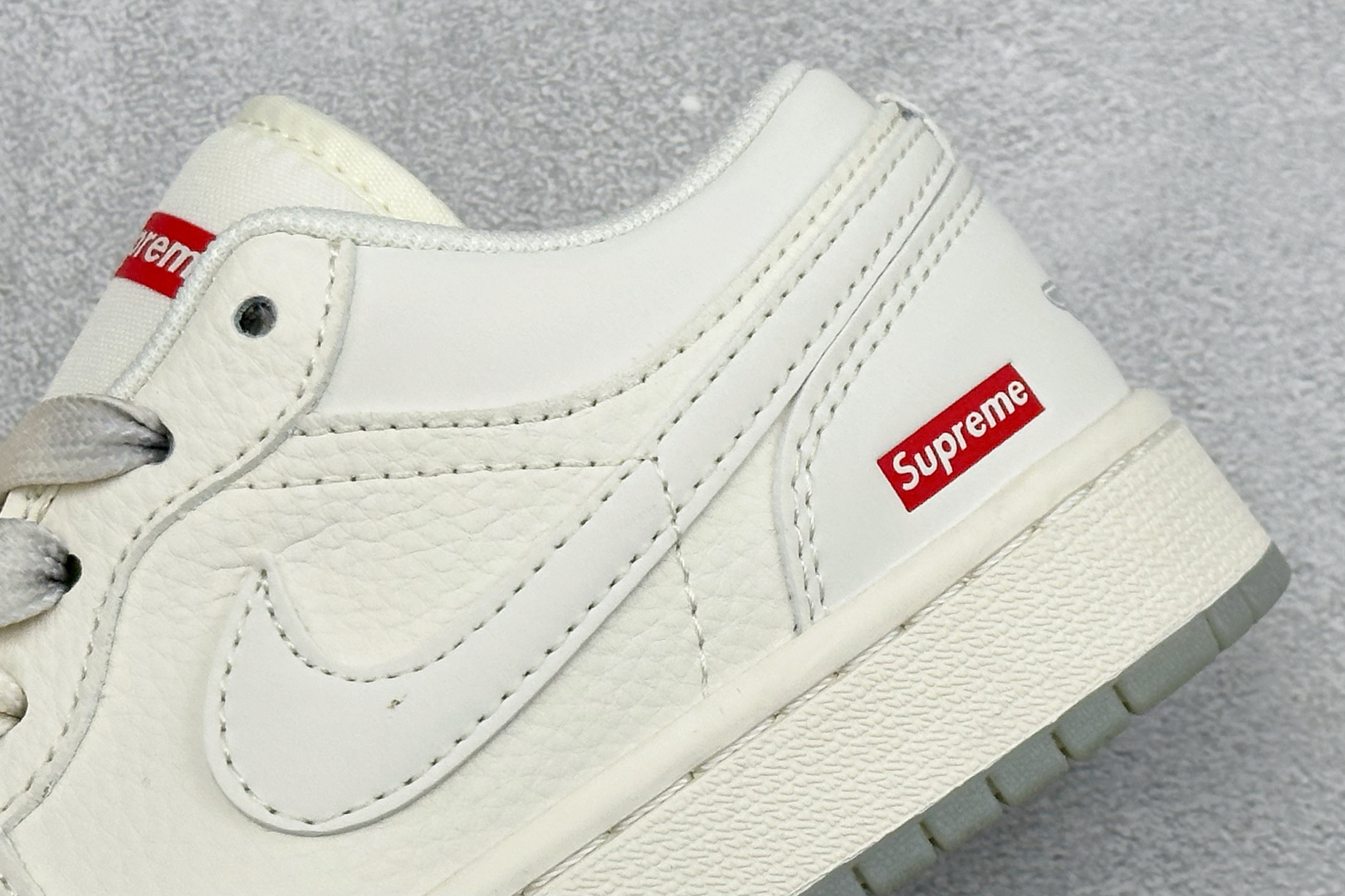 潮奢联名 街头王者 AIR JORDAN 1 这双AJ1联名款以奶白为主调 XX3168-175-Top High Quatity Cheap Sneakers Fashion Clothing Clothes Bags handbags Shoes of all Brand wholesale With The best Quality And Beautiful Price from China Factory Chinese suppliers wholesaler seller 潮奢联名 街头王者 AIR JORDAN 1 这双AJ1联名款以奶白为主调 XX3168-175