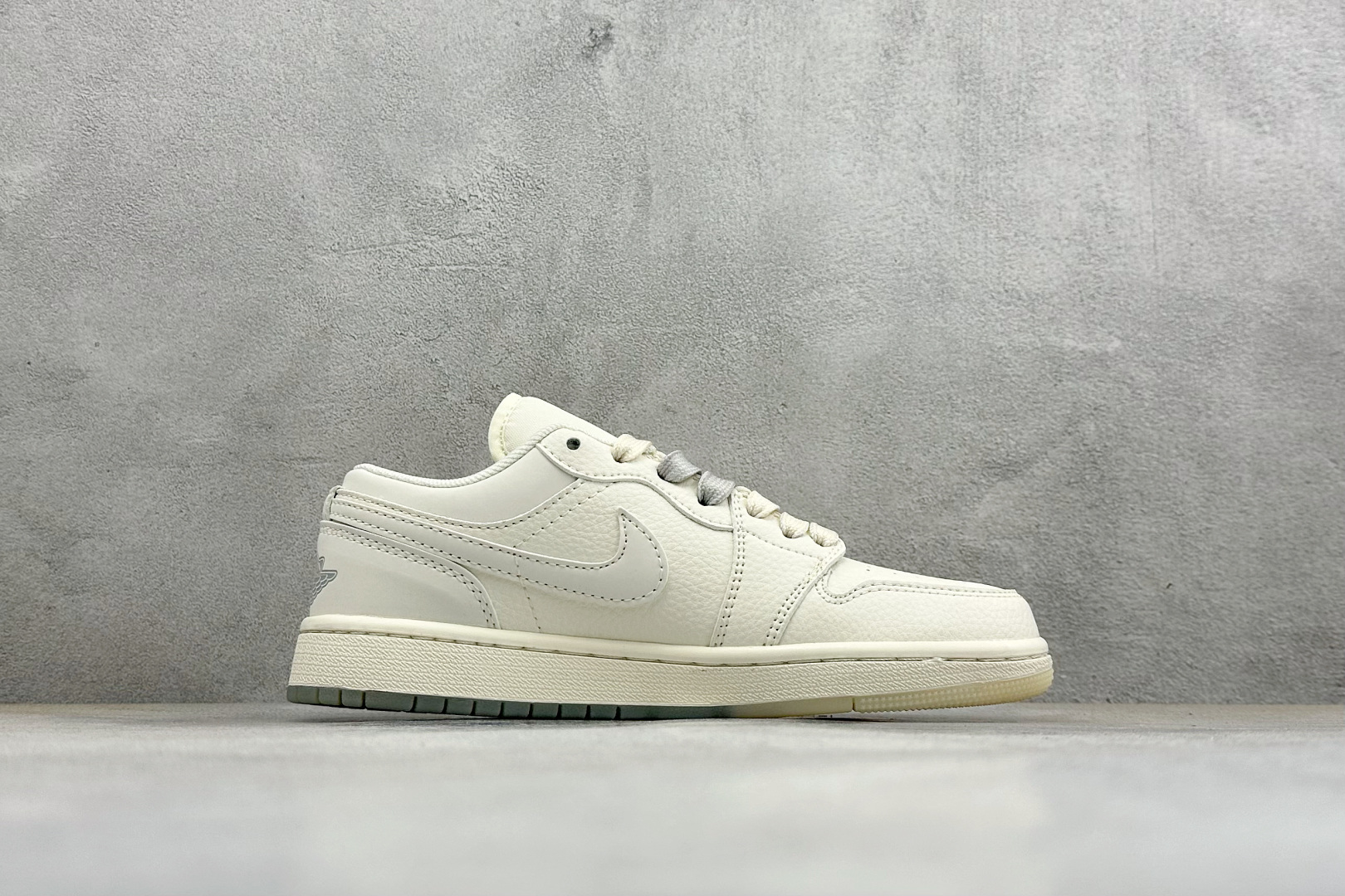 潮奢联名 街头王者 AIR JORDAN 1 这双AJ1联名款以奶白为主调 XX3168-175-Top High Quatity Cheap Sneakers Fashion Clothing Clothes Bags handbags Shoes of all Brand wholesale With The best Quality And Beautiful Price from China Factory Chinese suppliers wholesaler seller 潮奢联名 街头王者 AIR JORDAN 1 这双AJ1联名款以奶白为主调 XX3168-175