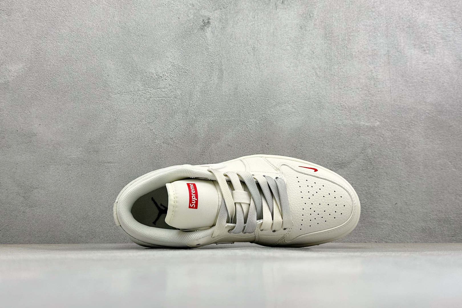 潮奢联名 街头王者 AIR JORDAN 1 这双AJ1联名款以奶白为主调 XX3168-175-Top High Quatity Cheap Sneakers Fashion Clothing Clothes Bags handbags Shoes of all Brand wholesale With The best Quality And Beautiful Price from China Factory Chinese suppliers wholesaler seller 潮奢联名 街头王者 AIR JORDAN 1 这双AJ1联名款以奶白为主调 XX3168-175