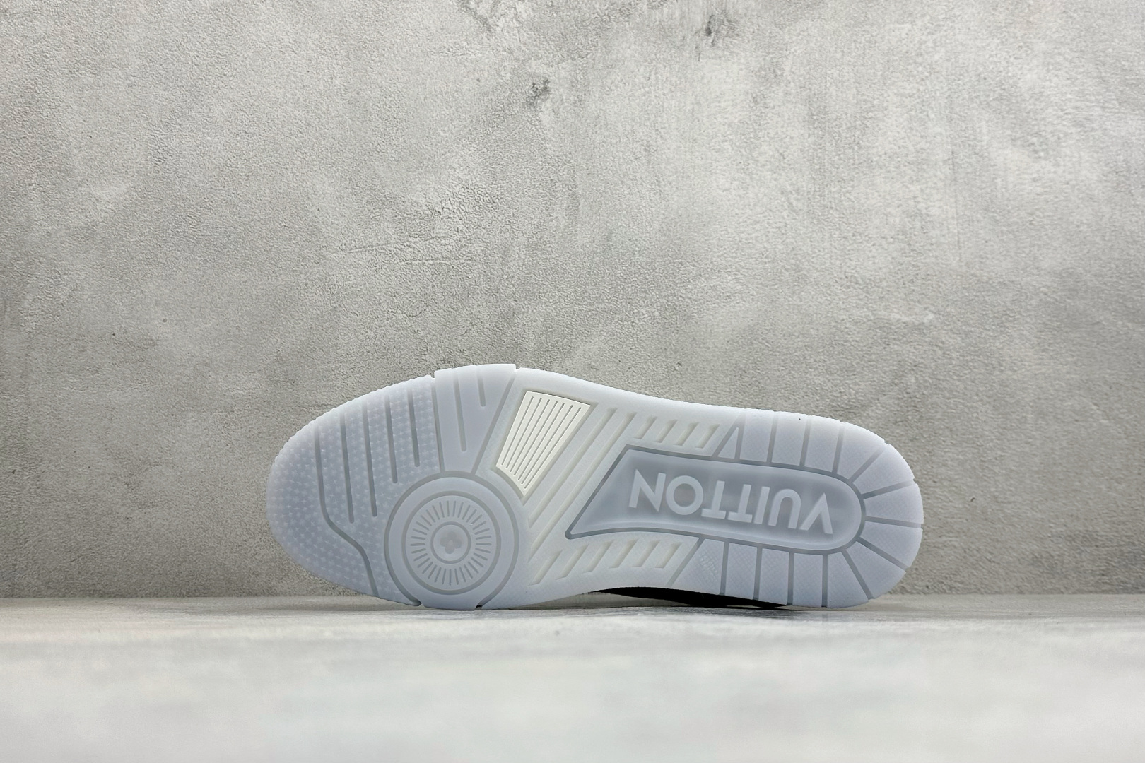 LV Trainer系列高奢运动鞋 1A8TSJ-Top High Quatity Cheap Sneakers Fashion Clothing Clothes Bags handbags Shoes of all Brand wholesale With The best Quality And Beautiful Price from China Factory Chinese suppliers wholesaler seller LV Trainer系列高奢运动鞋 1A8TSJ