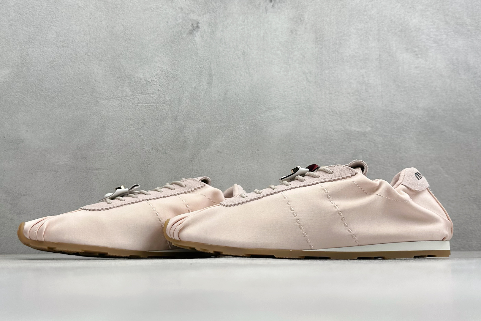 26新春Miu Miu Plume 缎面羽毛缎布芭蕾运动鞋 25033F33F003899FM050-Top High Quatity Cheap Sneakers Fashion Clothing Clothes Bags handbags Shoes of all Brand wholesale With The best Quality And Beautiful Price from China Factory Chinese suppliers wholesaler seller 26新春Miu Miu Plume 缎面羽毛缎布芭蕾运动鞋 25033F33F003899FM050