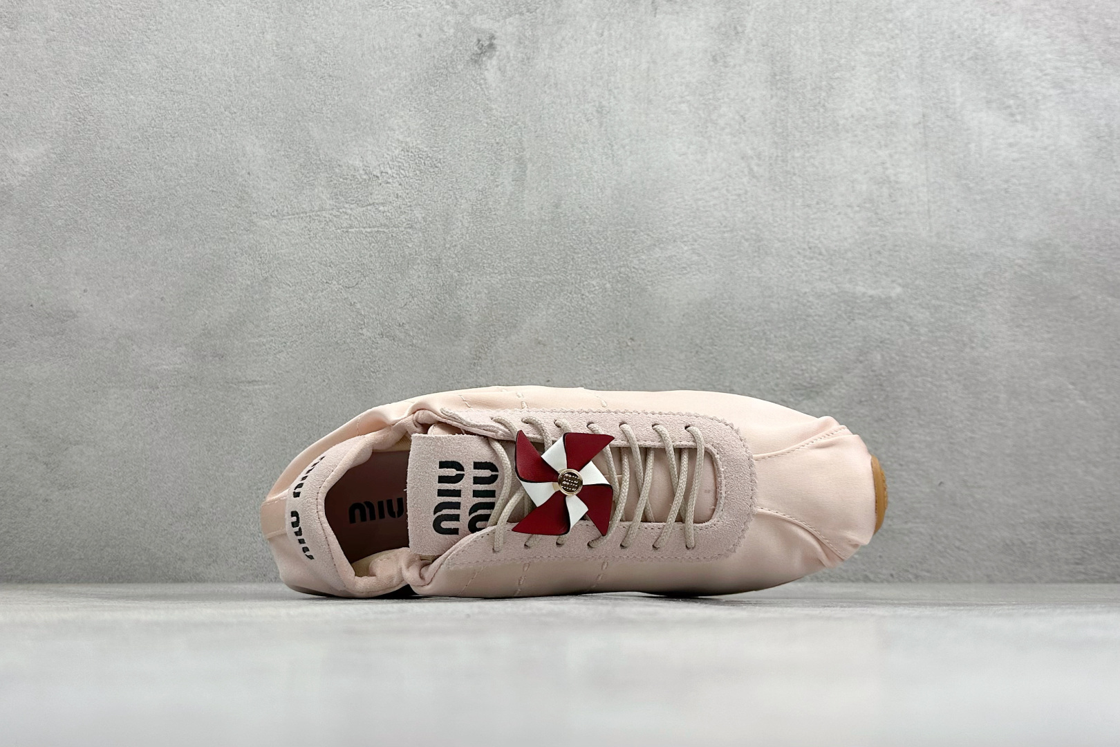 26新春Miu Miu Plume 缎面羽毛缎布芭蕾运动鞋 25033F33F003899FM050-Top High Quatity Cheap Sneakers Fashion Clothing Clothes Bags handbags Shoes of all Brand wholesale With The best Quality And Beautiful Price from China Factory Chinese suppliers wholesaler seller 26新春Miu Miu Plume 缎面羽毛缎布芭蕾运动鞋 25033F33F003899FM050