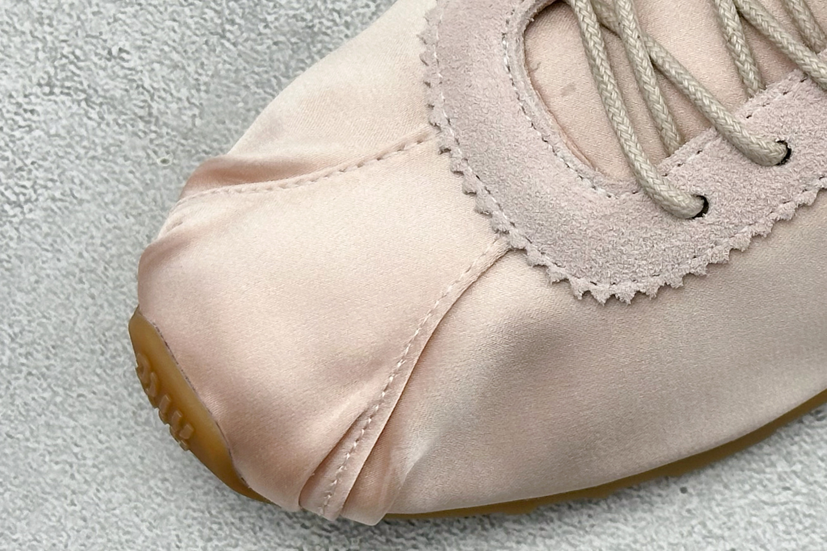 26新春Miu Miu Plume 缎面羽毛缎布芭蕾运动鞋 25033F33F003899FM050-Top High Quatity Cheap Sneakers Fashion Clothing Clothes Bags handbags Shoes of all Brand wholesale With The best Quality And Beautiful Price from China Factory Chinese suppliers wholesaler seller 26新春Miu Miu Plume 缎面羽毛缎布芭蕾运动鞋 25033F33F003899FM050