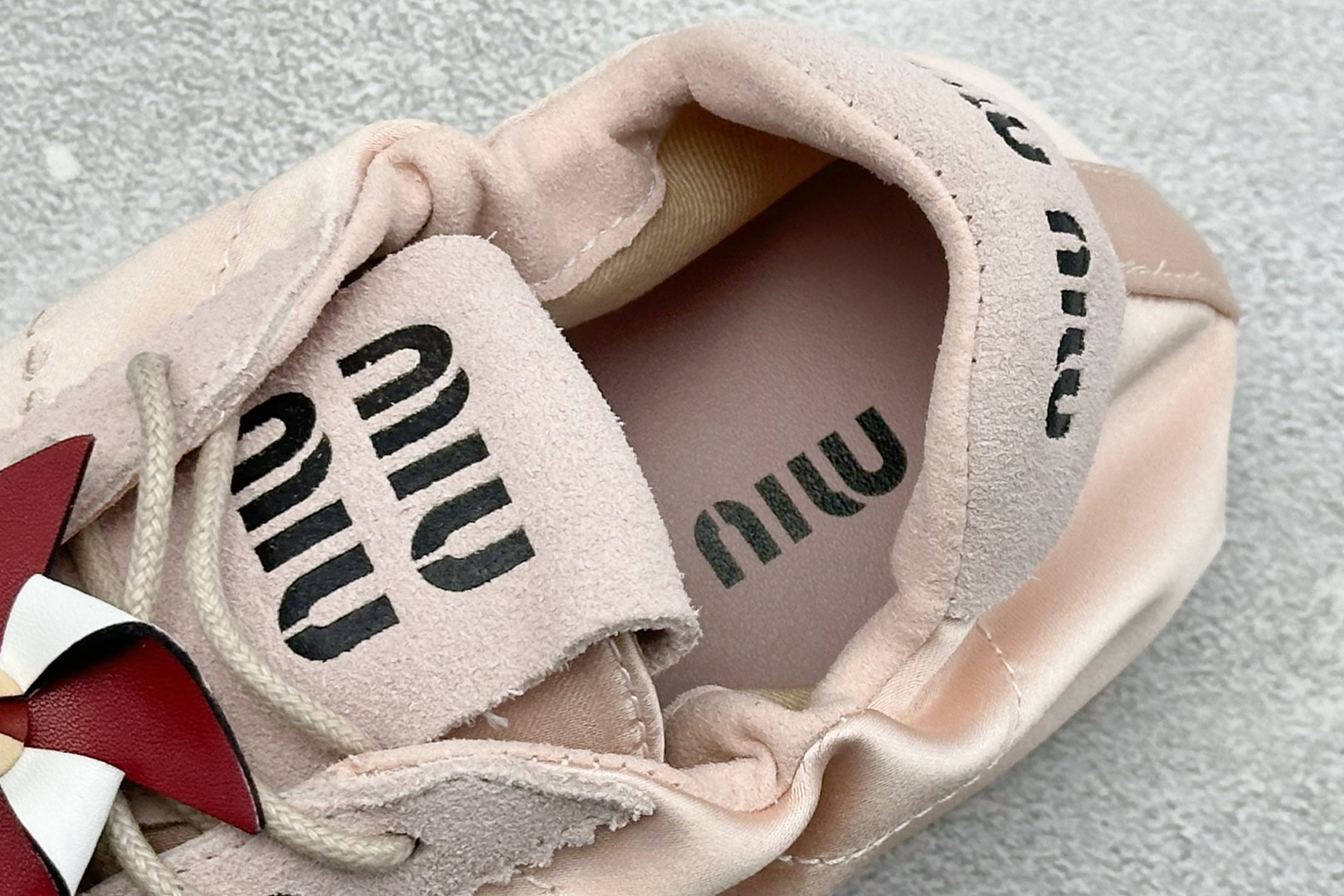 26新春Miu Miu Plume 缎面羽毛缎布芭蕾运动鞋 25033F33F003899FM050-Top High Quatity Cheap Sneakers Fashion Clothing Clothes Bags handbags Shoes of all Brand wholesale With The best Quality And Beautiful Price from China Factory Chinese suppliers wholesaler seller 26新春Miu Miu Plume 缎面羽毛缎布芭蕾运动鞋 25033F33F003899FM050