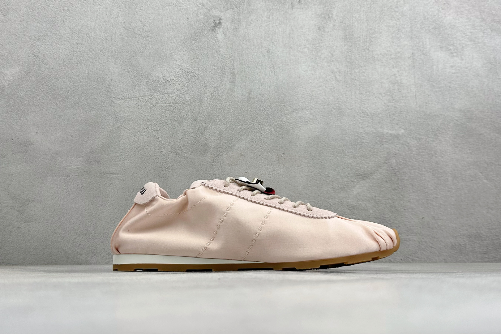 26新春Miu Miu Plume 缎面羽毛缎布芭蕾运动鞋 25033F33F003899FM050-Top High Quatity Cheap Sneakers Fashion Clothing Clothes Bags handbags Shoes of all Brand wholesale With The best Quality And Beautiful Price from China Factory Chinese suppliers wholesaler seller 26新春Miu Miu Plume 缎面羽毛缎布芭蕾运动鞋 25033F33F003899FM050