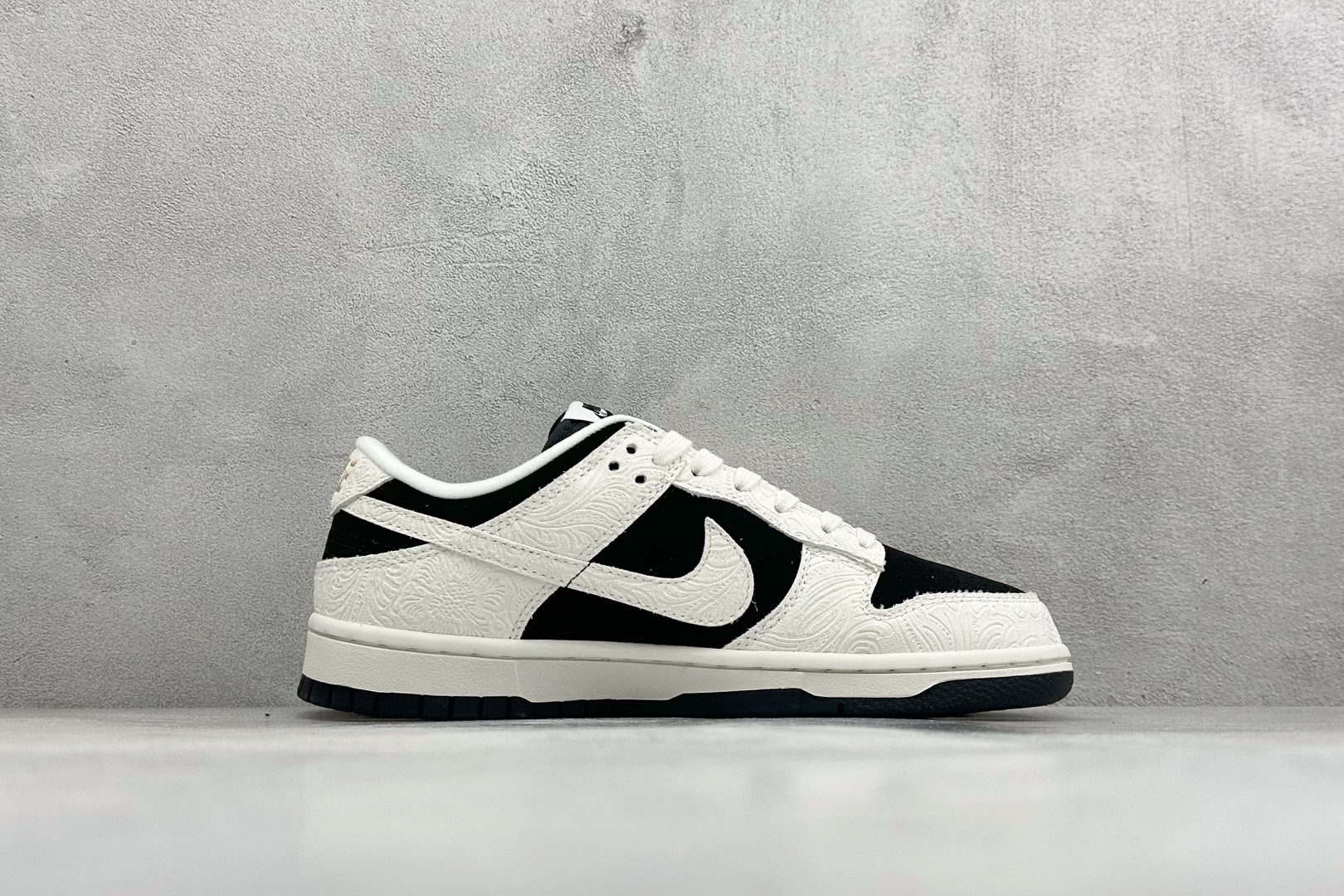 K版Nike Dunk Low Retro 马年白黑印花 浮雕 低帮休闲运动板鞋 IF3944-001-Top High Quatity Cheap Sneakers Fashion Clothing Clothes Bags handbags Shoes of all Brand wholesale With The best Quality And Beautiful Price from China Factory Chinese suppliers wholesaler seller K版Nike Dunk Low Retro 马年白黑印花 浮雕 低帮休闲运动板鞋 IF3944-001