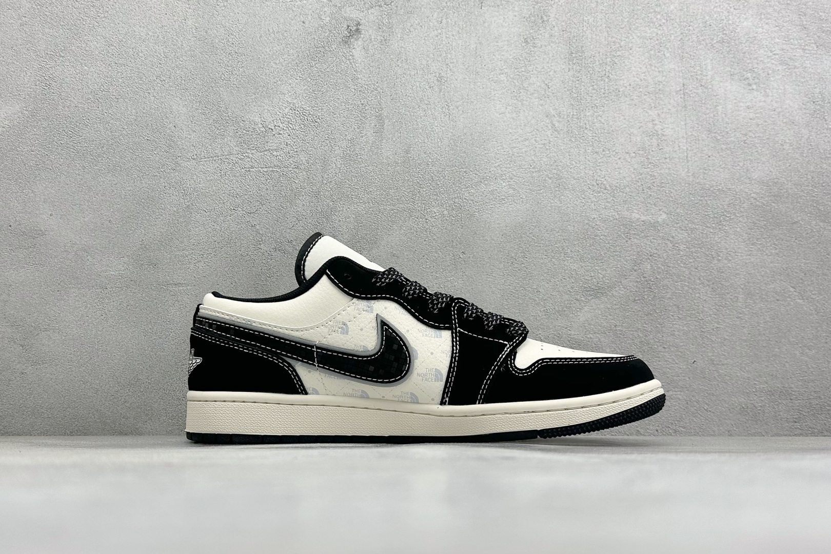 黑白拼接 潮奢双拼 AIR JORDAN 1 黑白撞色搭配满印联名图案 CW6688-107-Top High Quatity Cheap Sneakers Fashion Clothing Clothes Bags handbags Shoes of all Brand wholesale With The best Quality And Beautiful Price from China Factory Chinese suppliers wholesaler seller 黑白拼接 潮奢双拼 AIR JORDAN 1 黑白撞色搭配满印联名图案 CW6688-107